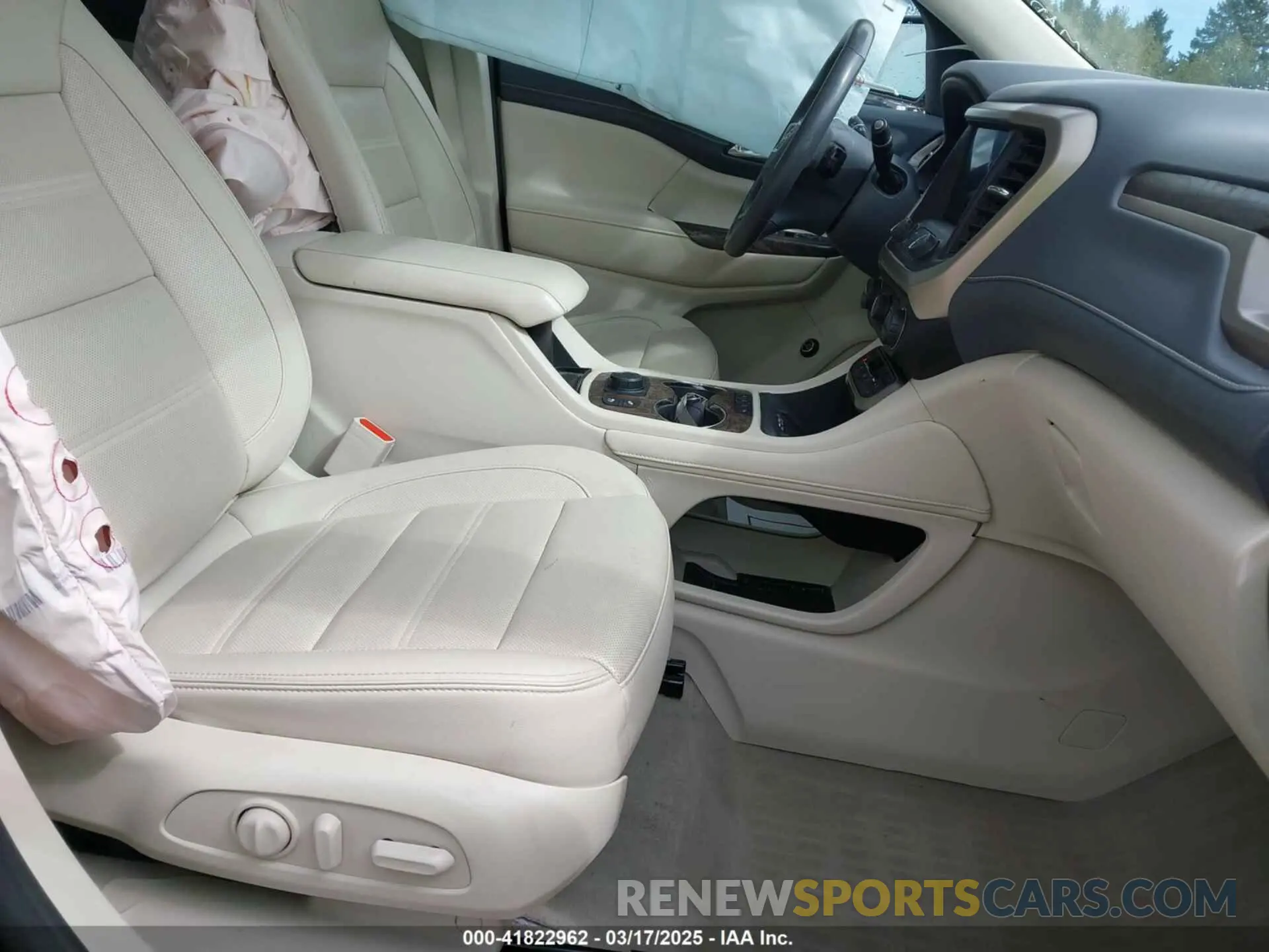 5 Photograph of a damaged car 1GKKNXLS8LZ216800 GMC ACADIA 2020