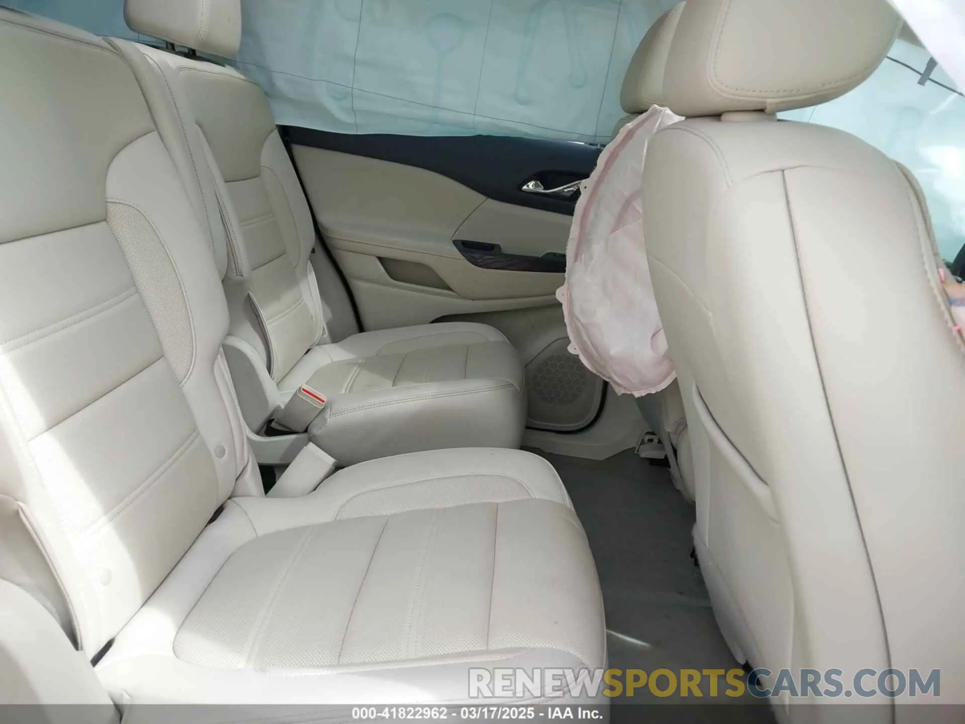 8 Photograph of a damaged car 1GKKNXLS8LZ216800 GMC ACADIA 2020