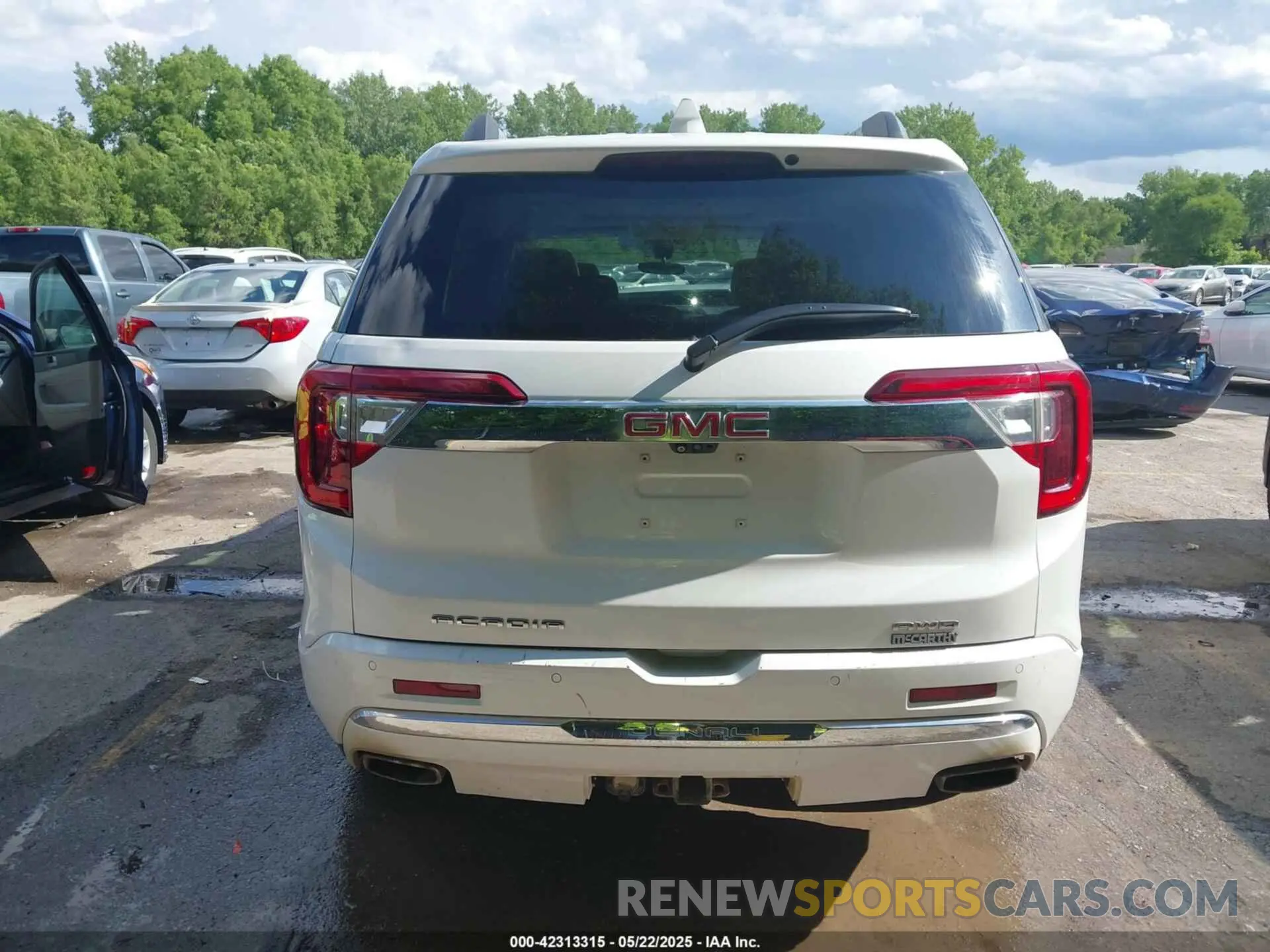 17 Photograph of a damaged car 1GKKNXLSXLZ127603 GMC ACADIA 2020