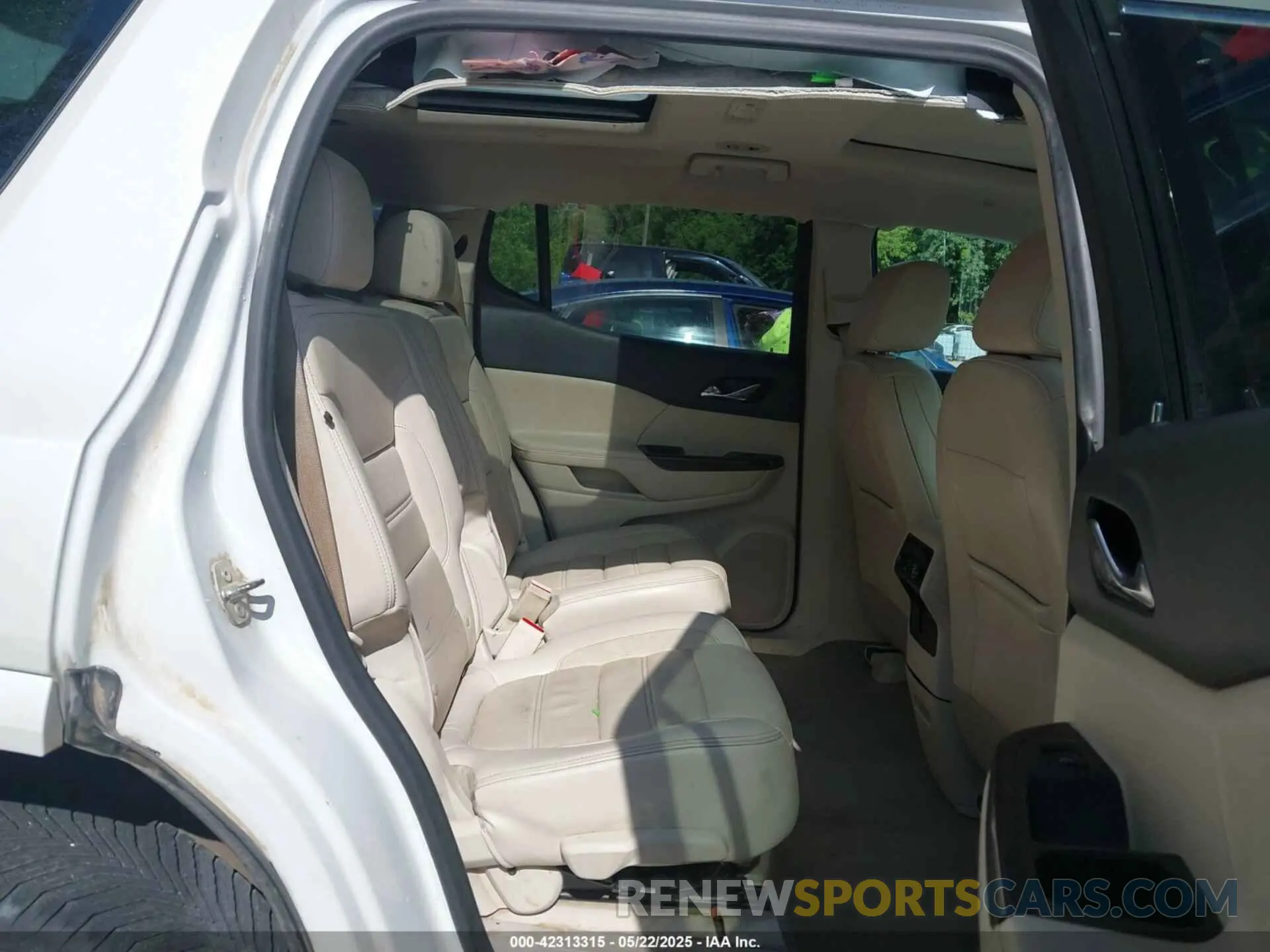 8 Photograph of a damaged car 1GKKNXLSXLZ127603 GMC ACADIA 2020