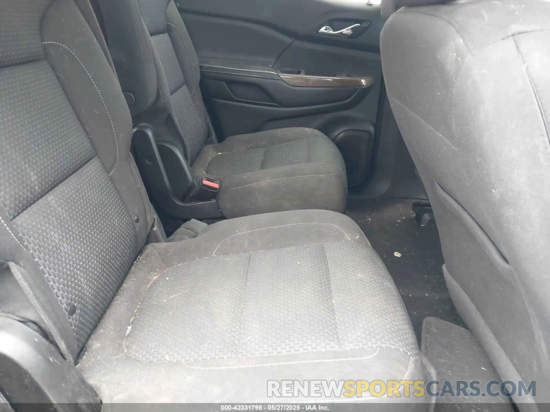 8 Photograph of a damaged car 1GKKNKLA4MZ183807 GMC ACADIA 2021