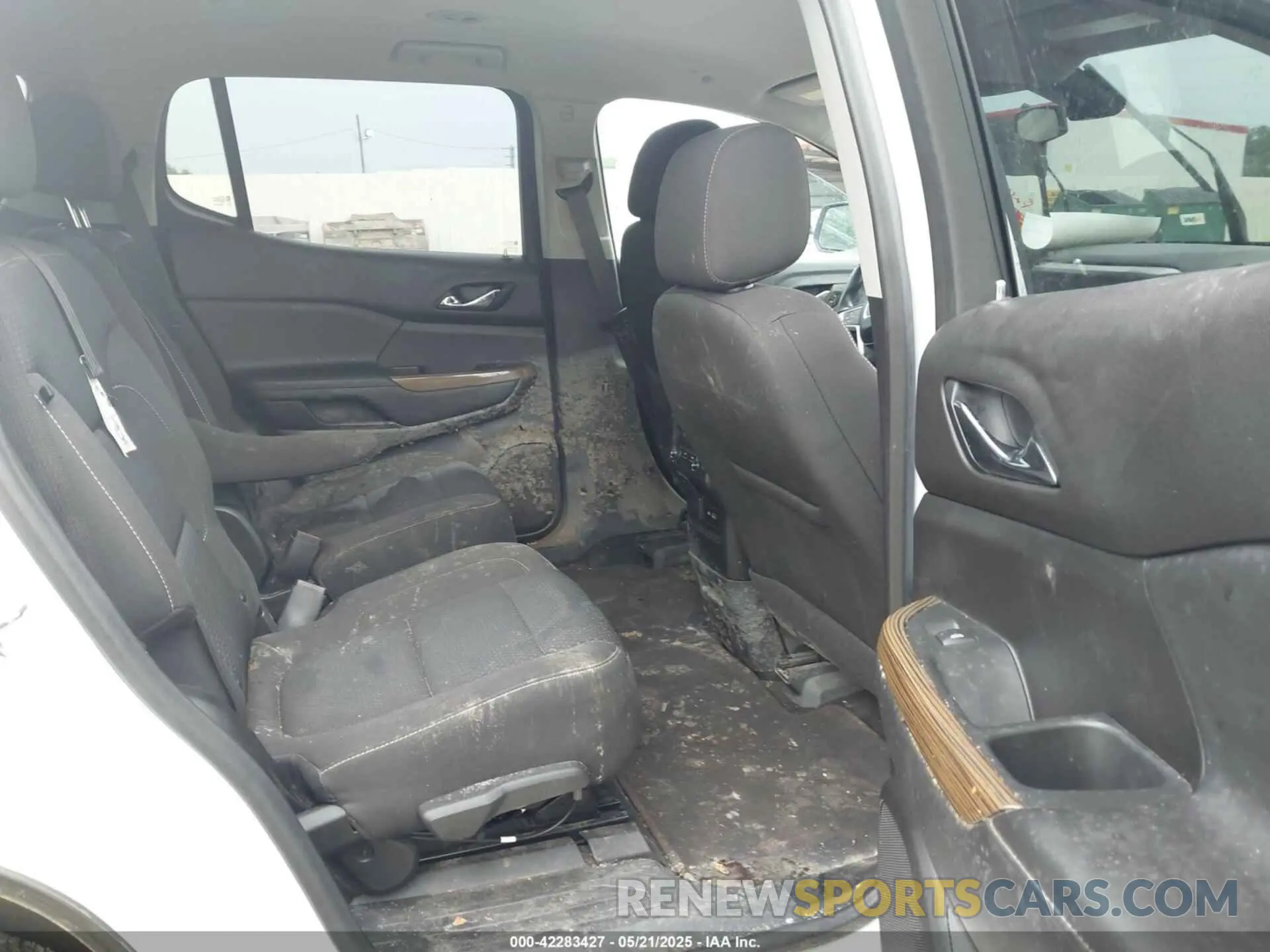 8 Photograph of a damaged car 1GKKNKLA4MZ205899 GMC ACADIA 2021