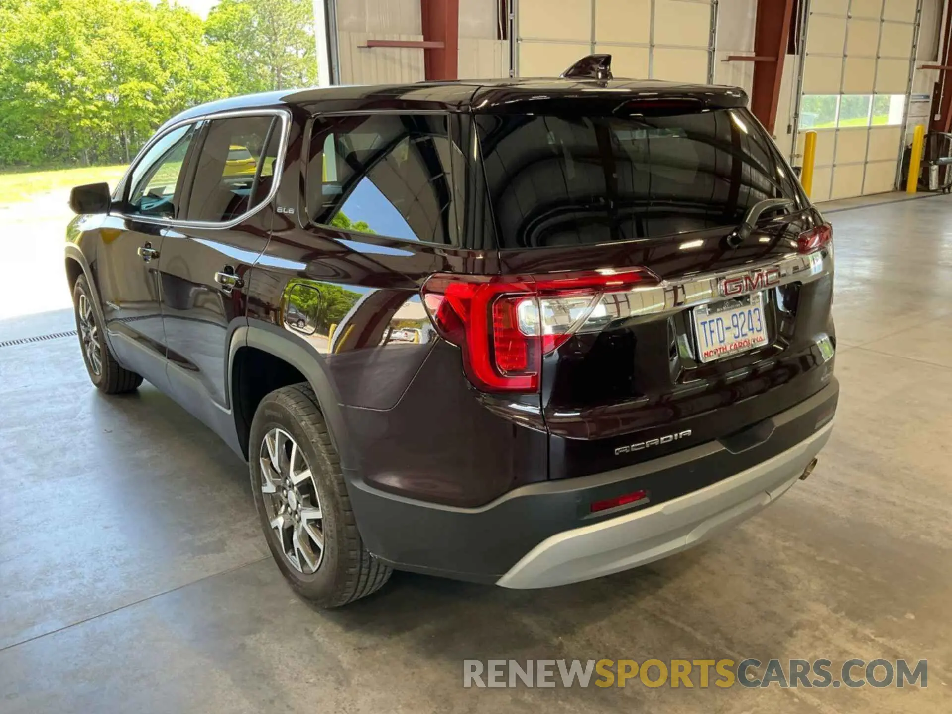 23 Photograph of a damaged car 1GKKNKLA8MZ183177 GMC ACADIA 2021