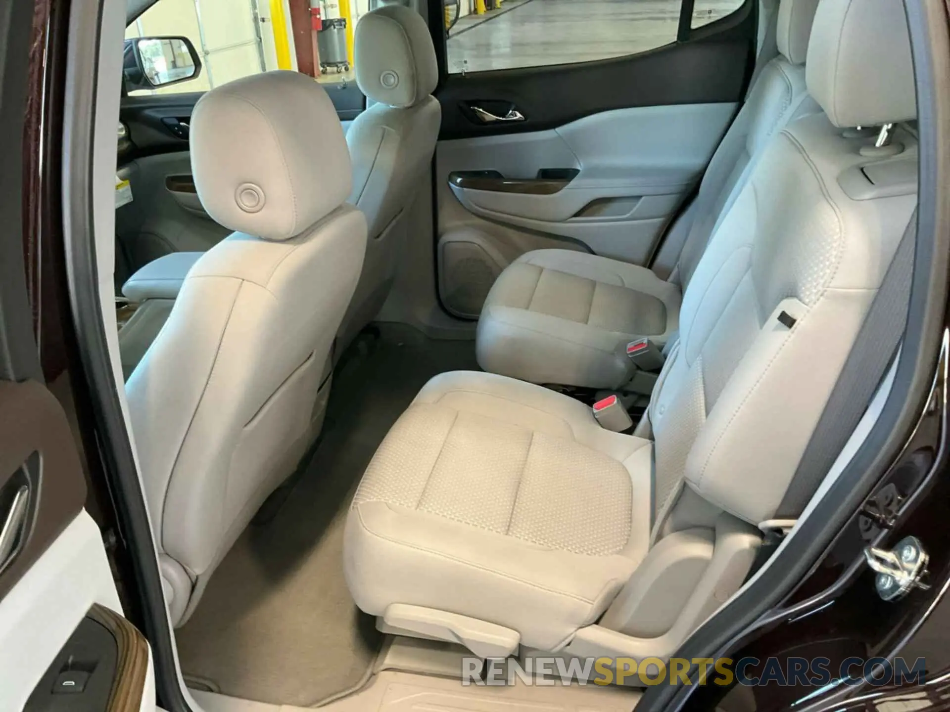 28 Photograph of a damaged car 1GKKNKLA8MZ183177 GMC ACADIA 2021