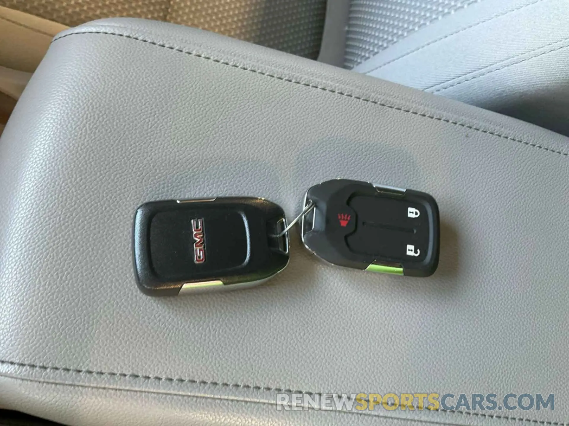 4 Photograph of a damaged car 1GKKNKLA8MZ183177 GMC ACADIA 2021