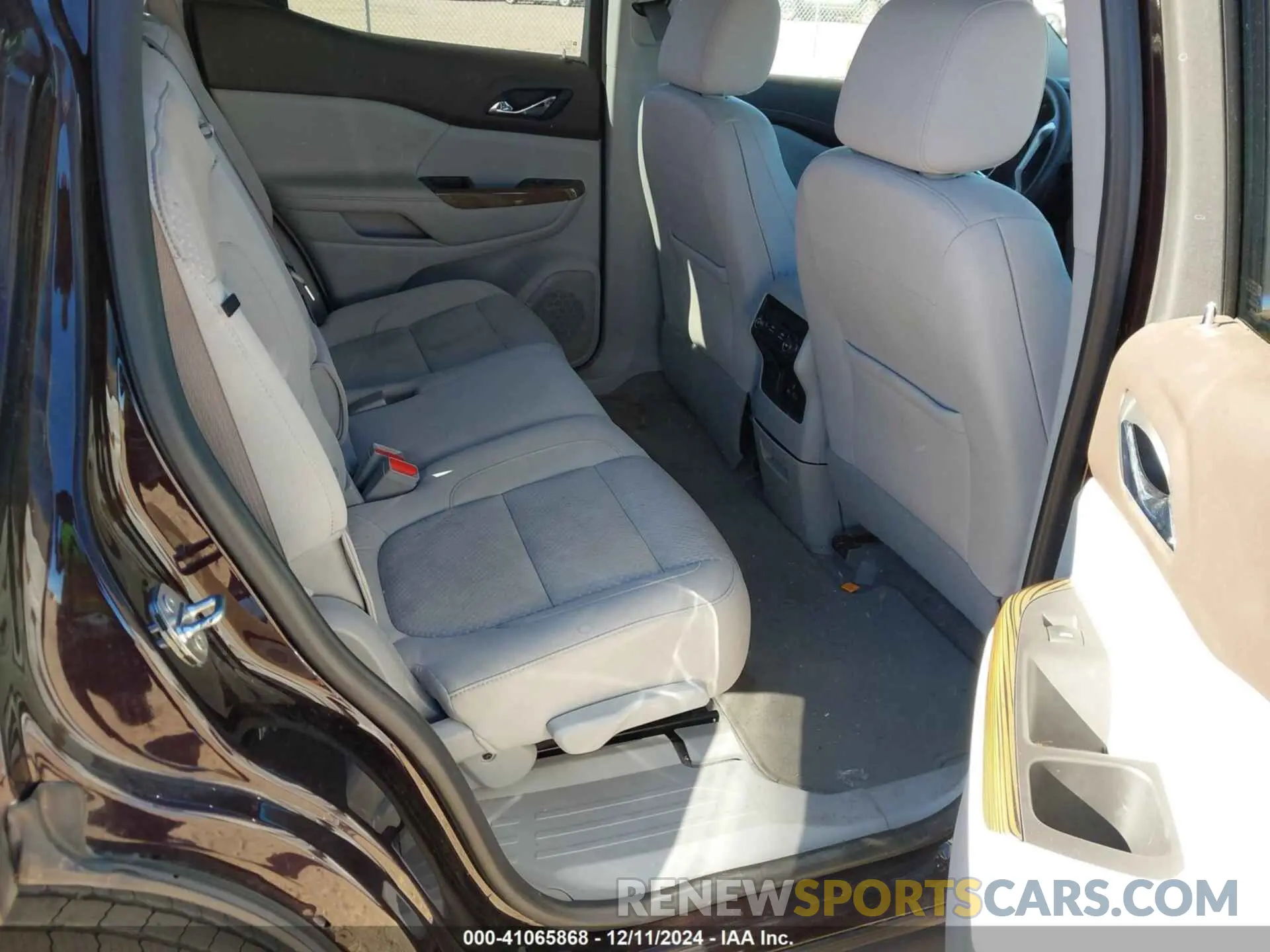 8 Photograph of a damaged car 1GKKNKLS7MZ133735 GMC ACADIA 2021