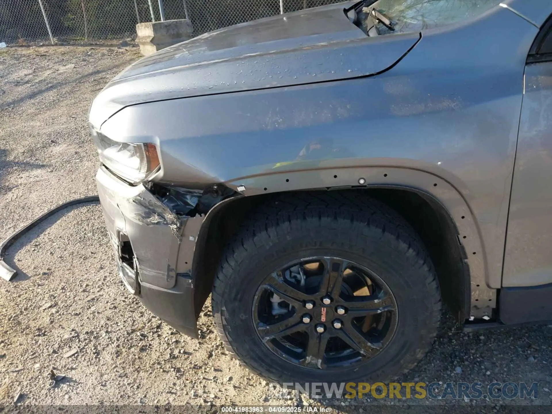 19 Photograph of a damaged car 1GKKNLLS4MZ166651 GMC ACADIA 2021