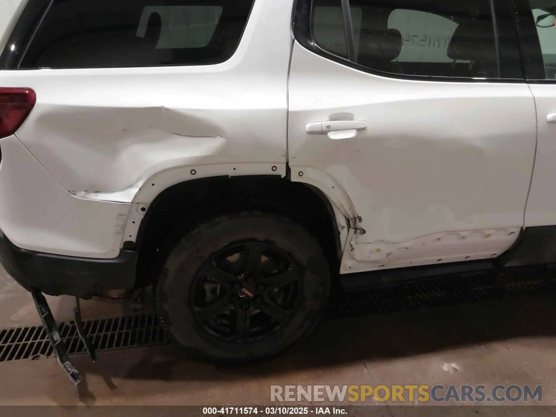18 Photograph of a damaged car 1GKKNLLSXMZ205999 GMC ACADIA 2021
