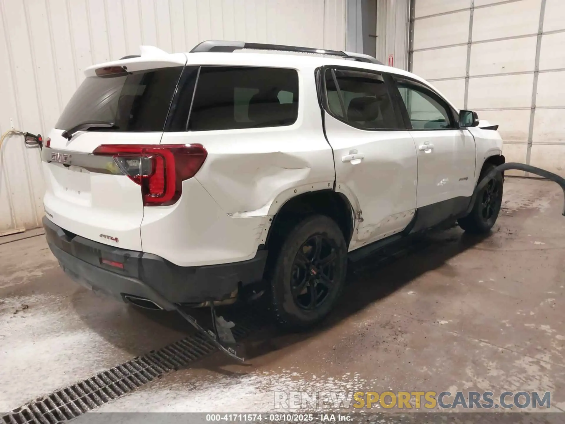 4 Photograph of a damaged car 1GKKNLLSXMZ205999 GMC ACADIA 2021