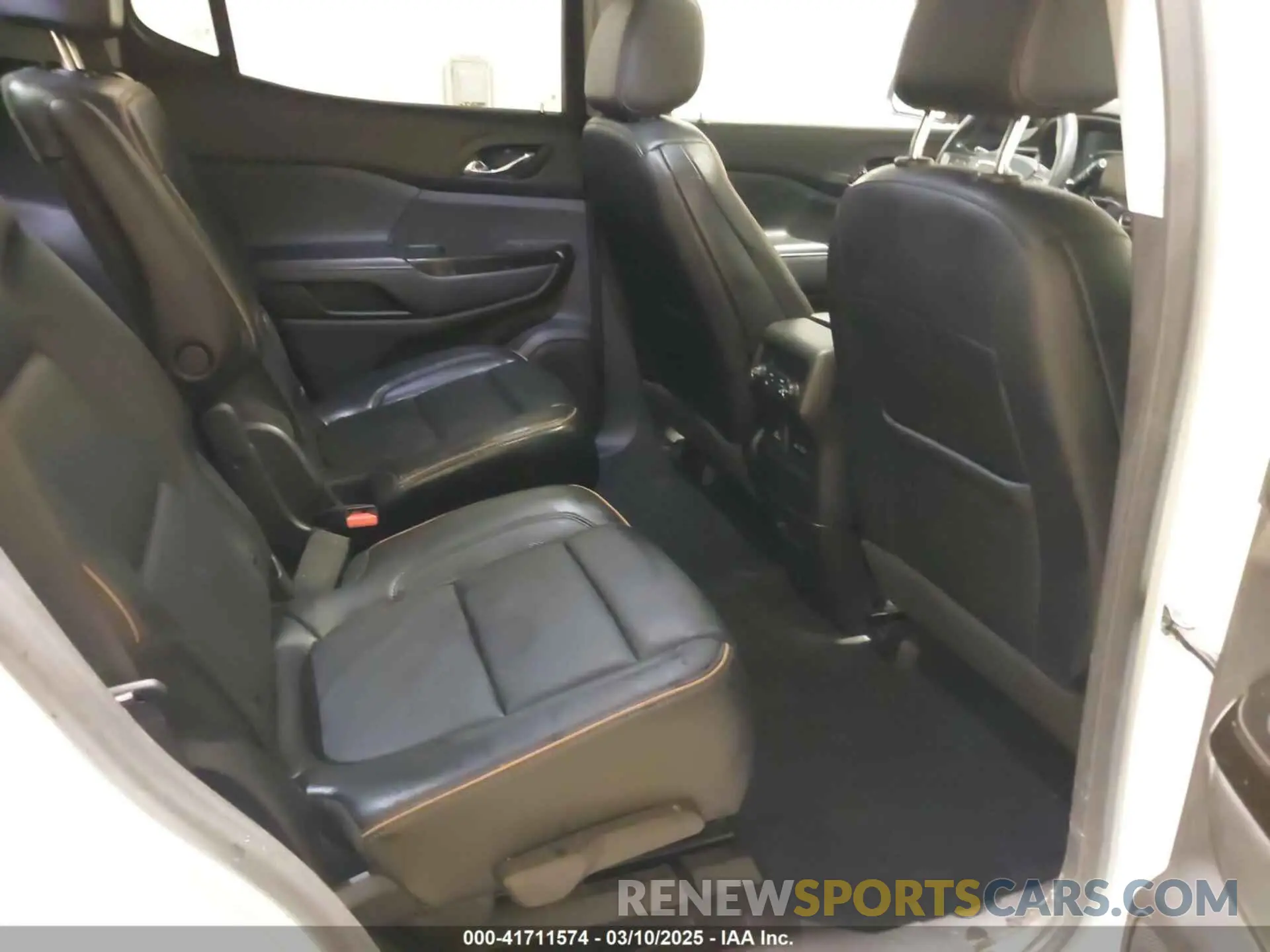 8 Photograph of a damaged car 1GKKNLLSXMZ205999 GMC ACADIA 2021