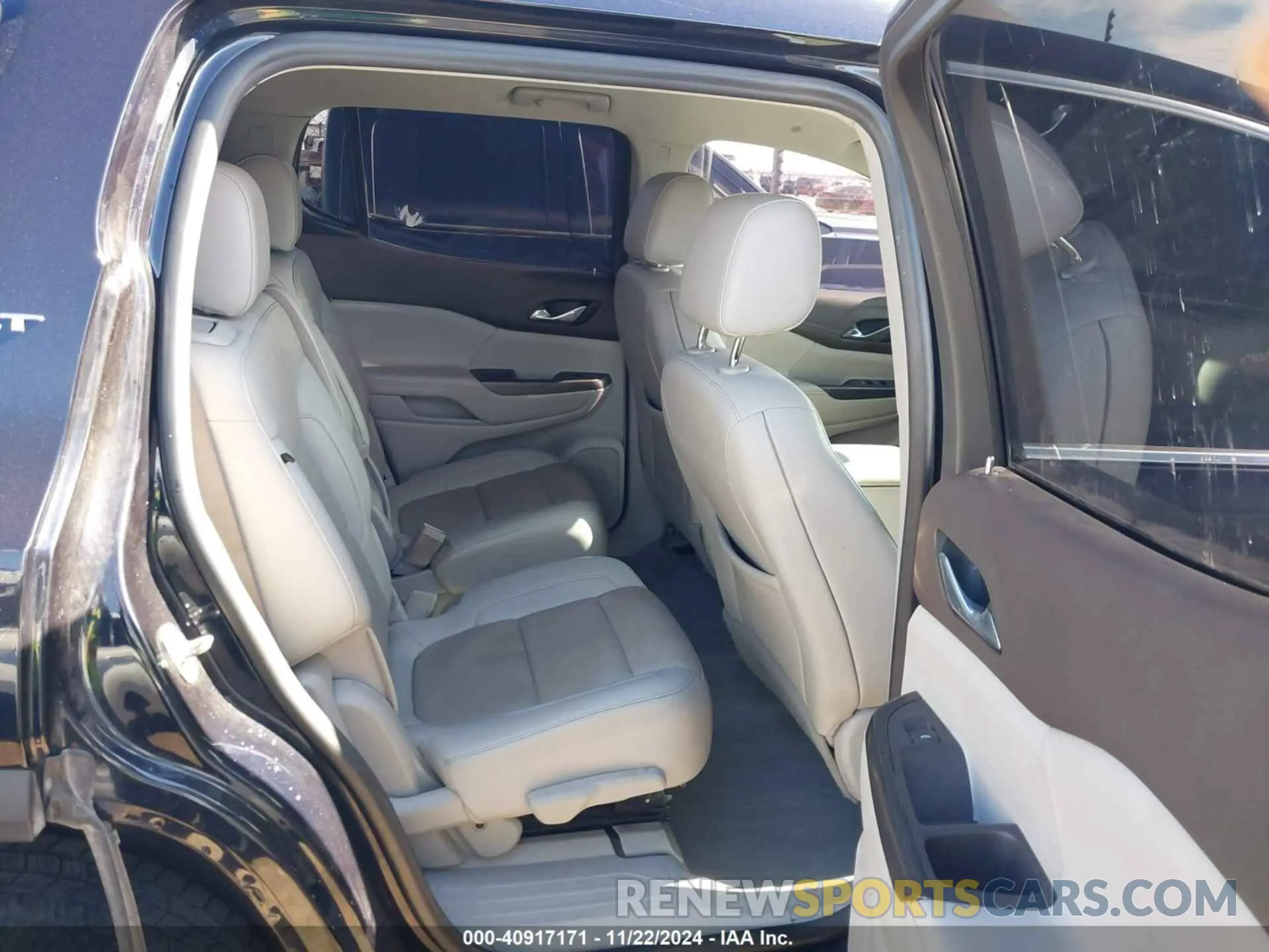 8 Photograph of a damaged car 1GKKNML48MZ136091 GMC ACADIA 2021
