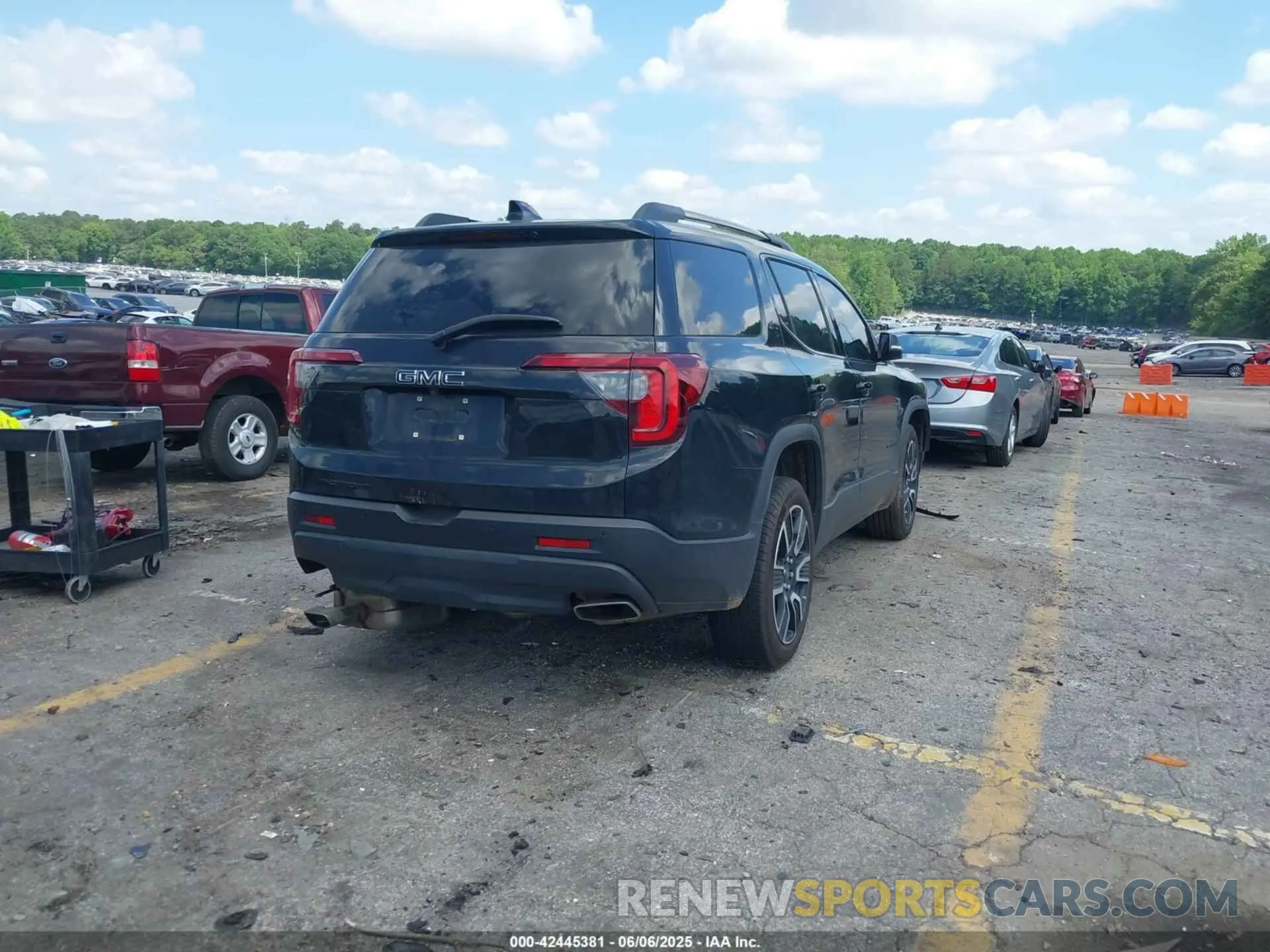 4 Photograph of a damaged car 1GKKNMLS0MZ136228 GMC ACADIA 2021