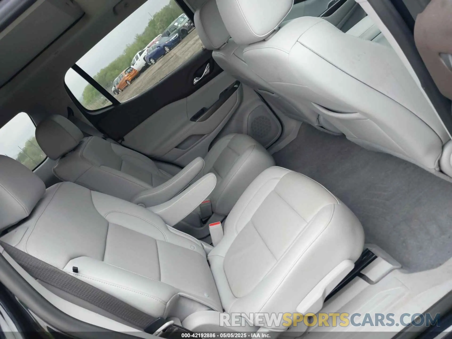 8 Photograph of a damaged car 1GKKNMLS2MZ147778 GMC ACADIA 2021