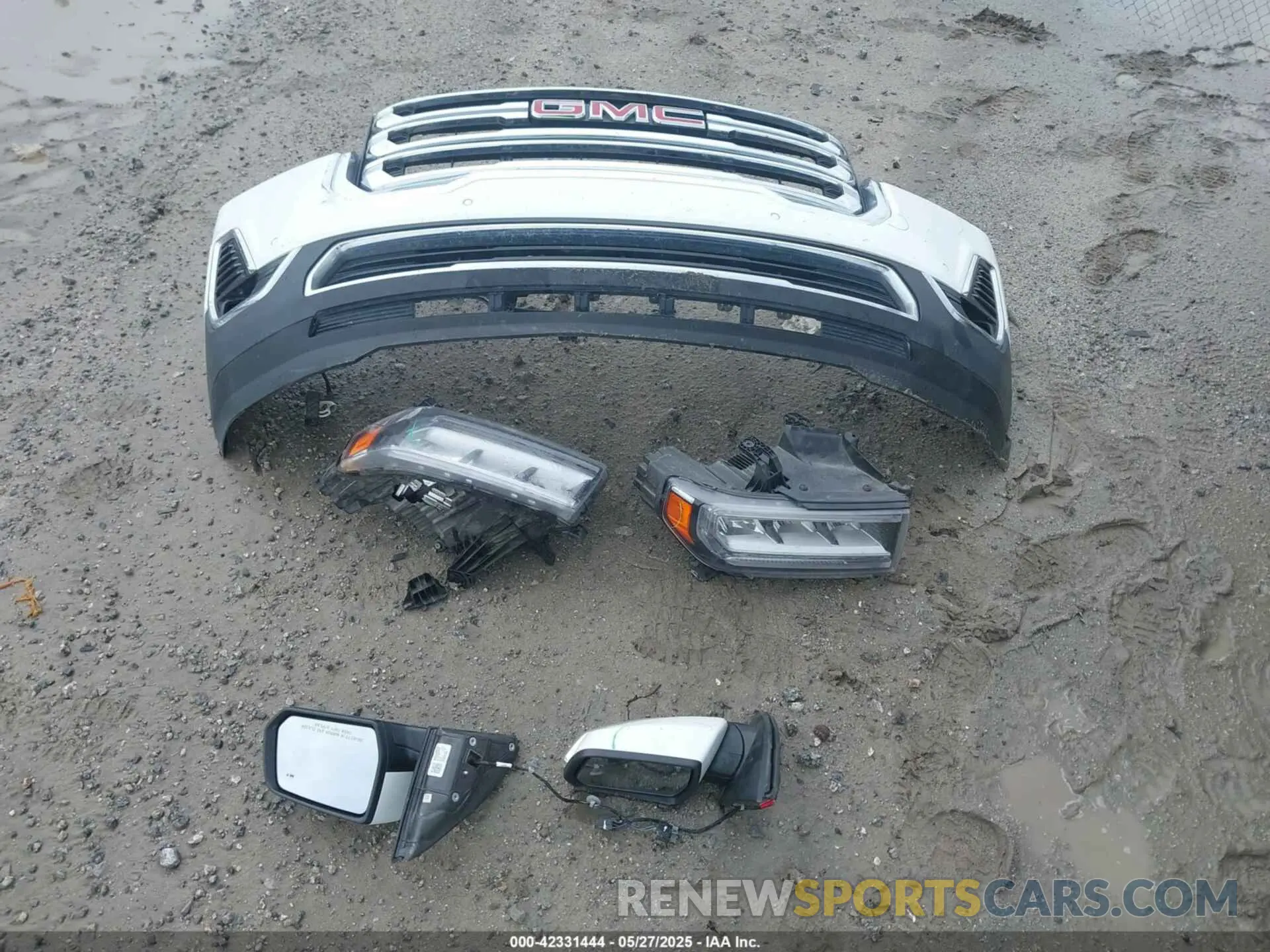 11 Photograph of a damaged car 1GKKNMLS8MZ104143 GMC ACADIA 2021