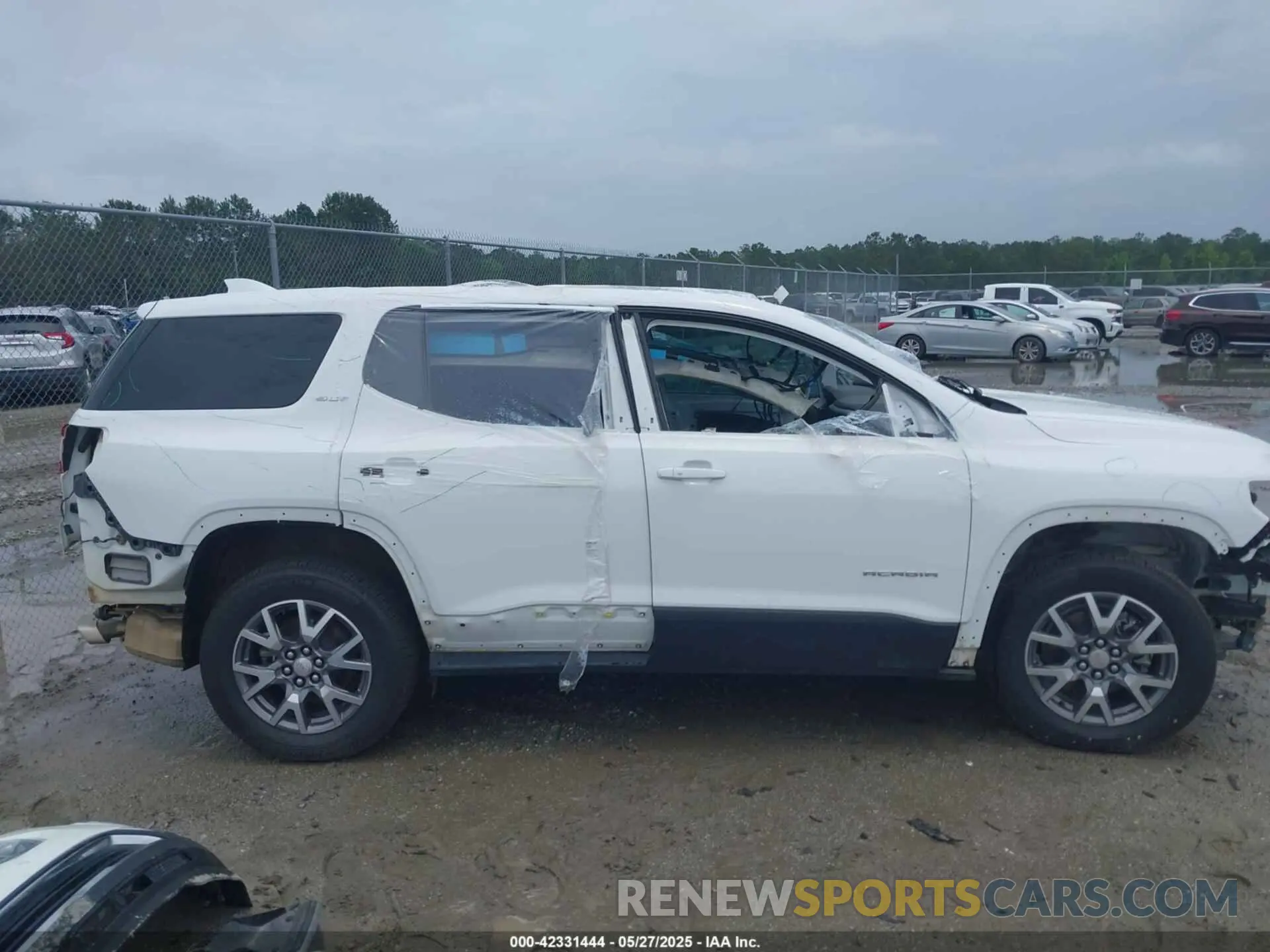 17 Photograph of a damaged car 1GKKNMLS8MZ104143 GMC ACADIA 2021