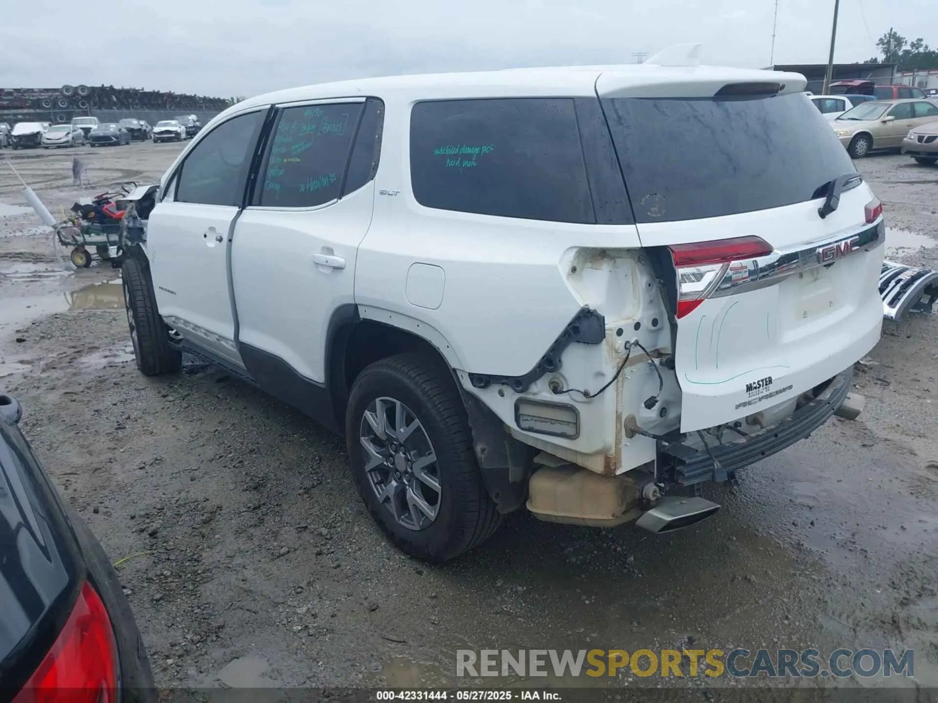 3 Photograph of a damaged car 1GKKNMLS8MZ104143 GMC ACADIA 2021