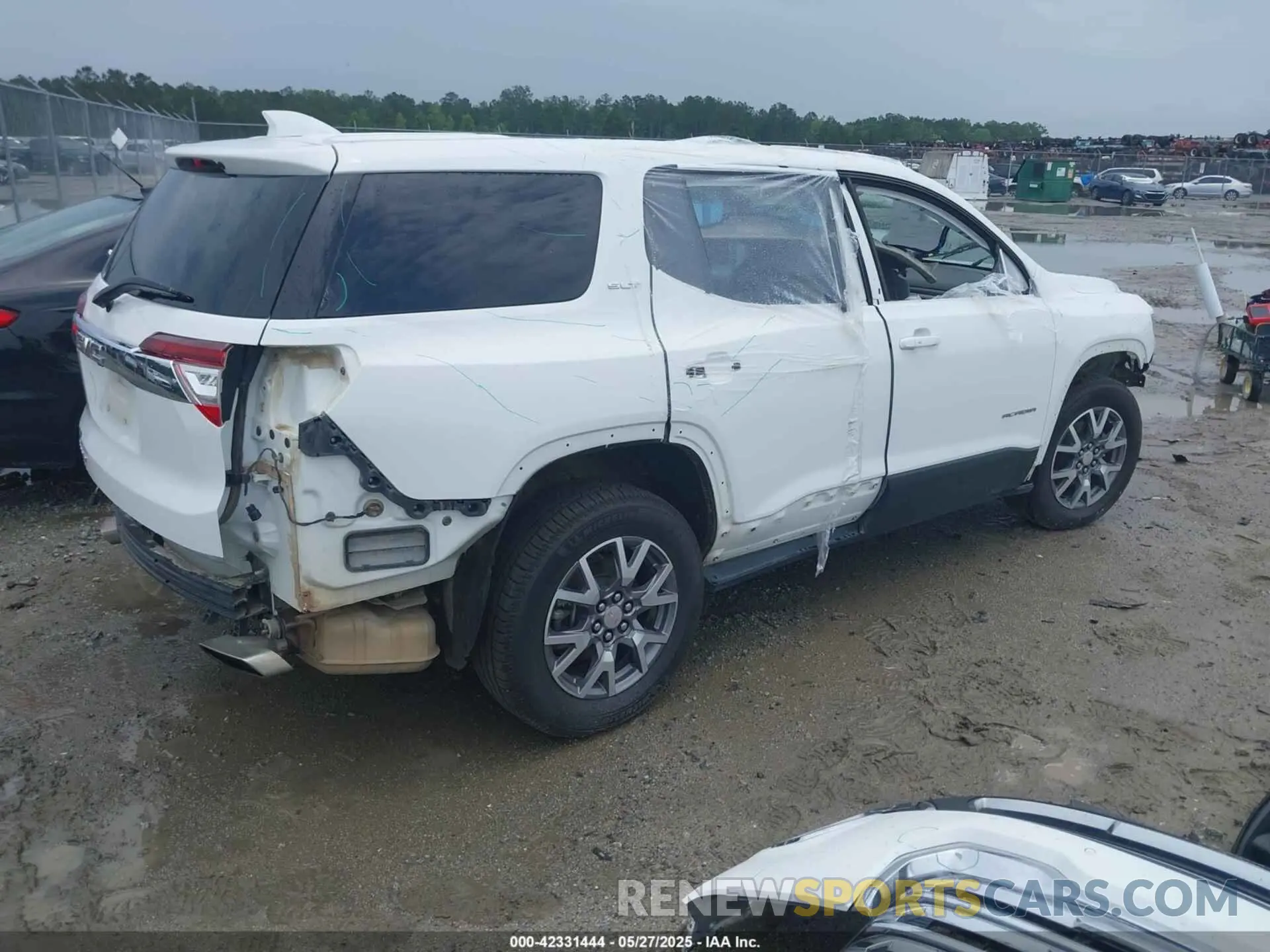 4 Photograph of a damaged car 1GKKNMLS8MZ104143 GMC ACADIA 2021