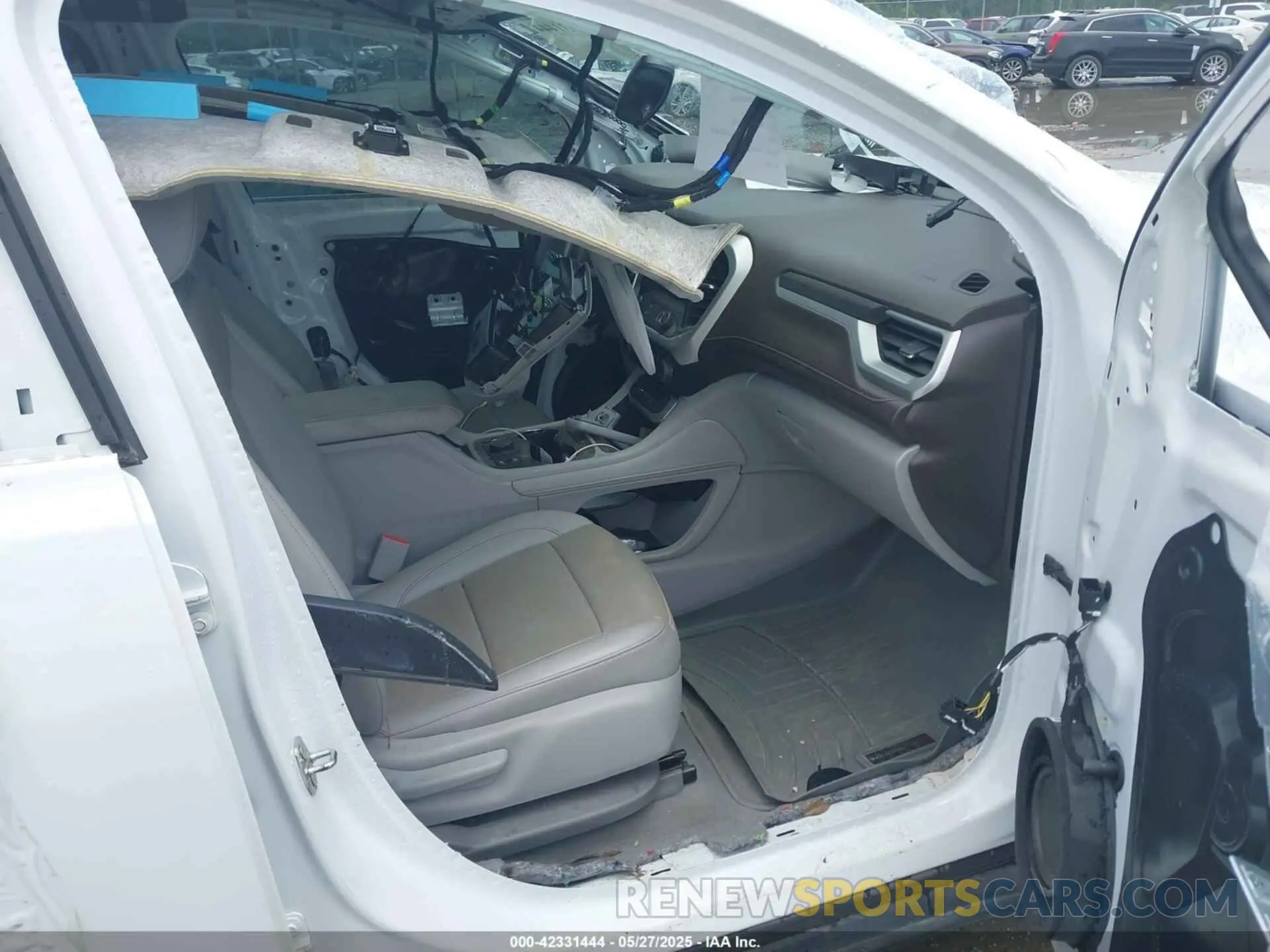5 Photograph of a damaged car 1GKKNMLS8MZ104143 GMC ACADIA 2021