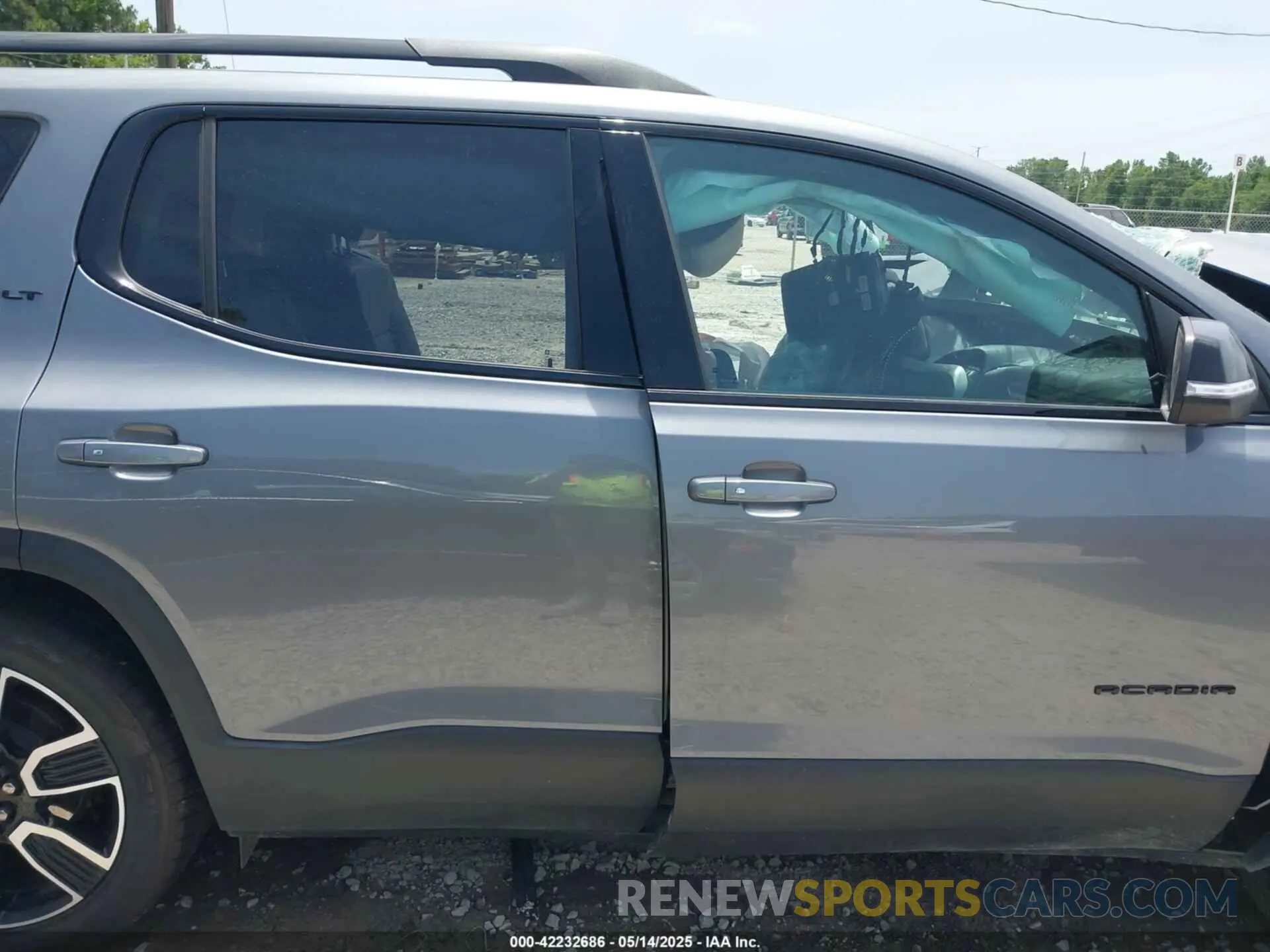 12 Photograph of a damaged car 1GKKNMLS8MZ174774 GMC ACADIA 2021