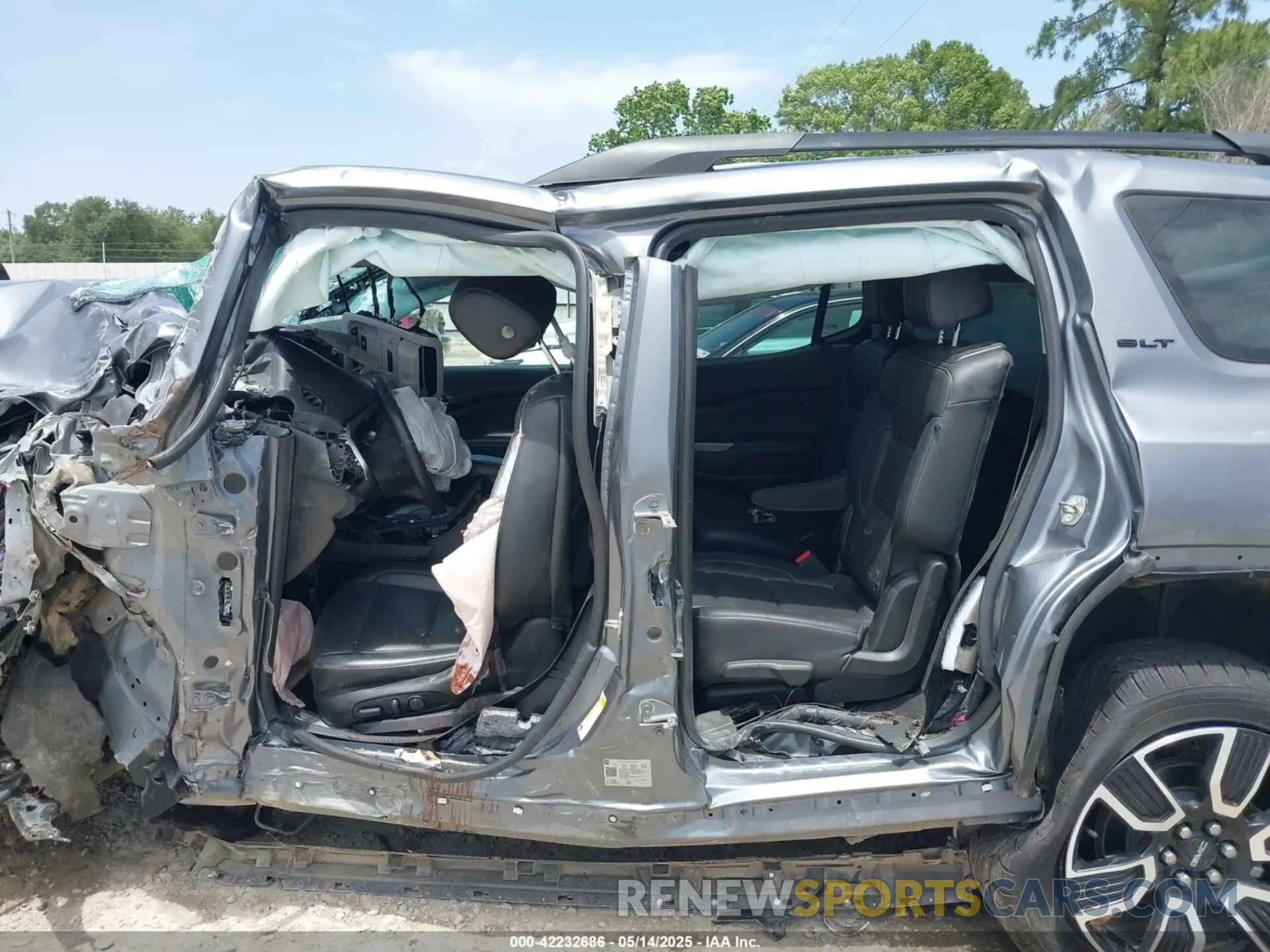 13 Photograph of a damaged car 1GKKNMLS8MZ174774 GMC ACADIA 2021