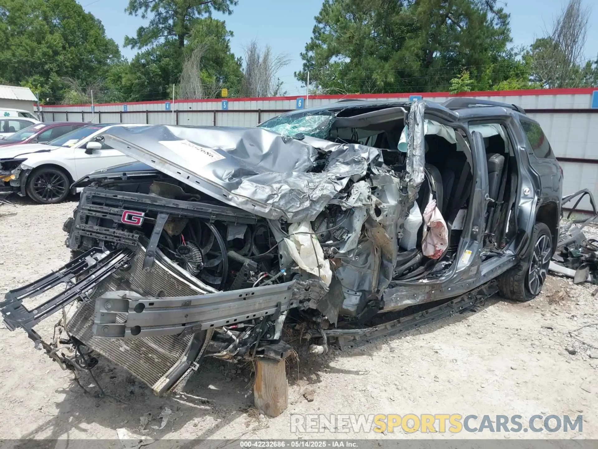 6 Photograph of a damaged car 1GKKNMLS8MZ174774 GMC ACADIA 2021