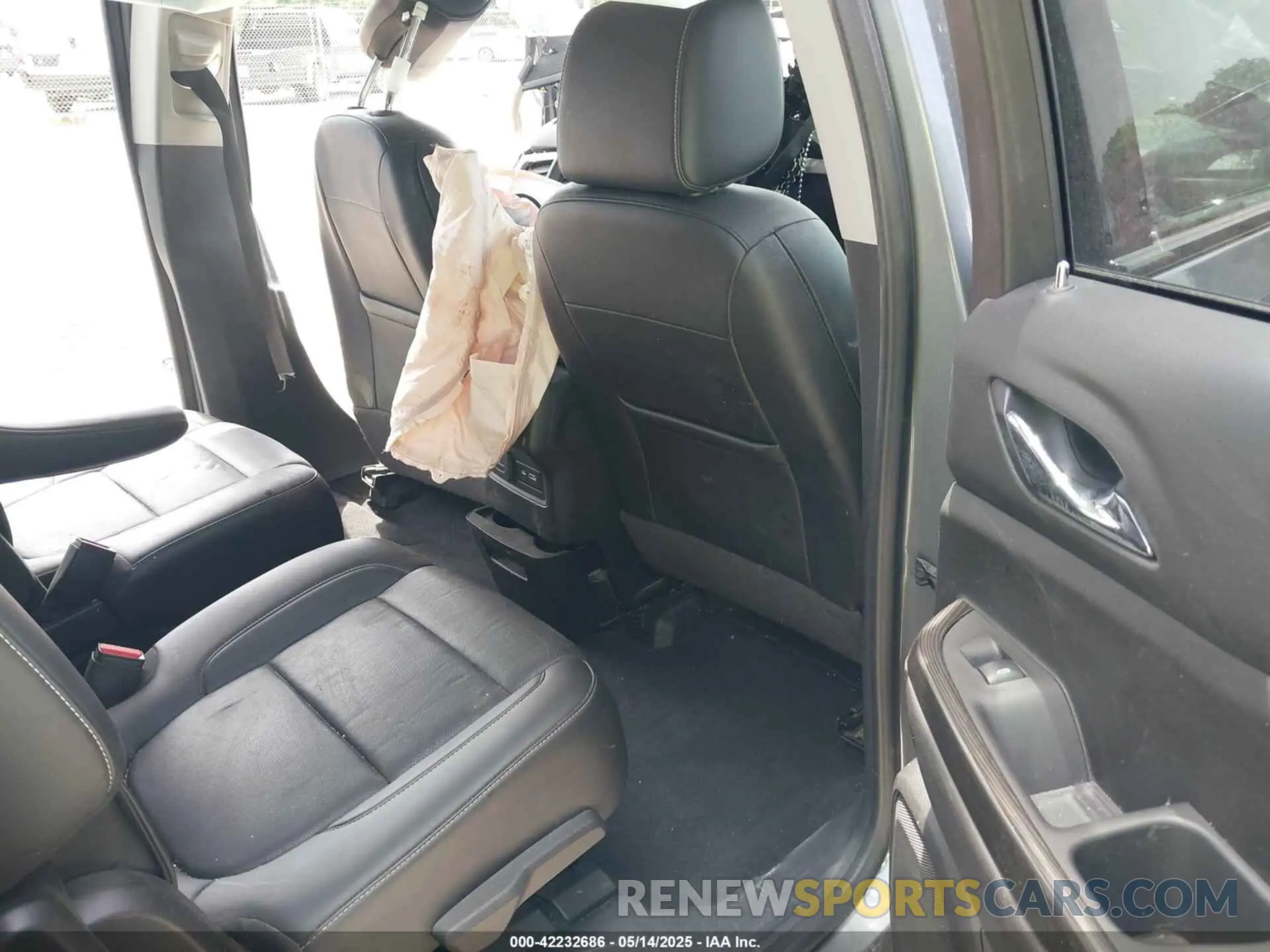 8 Photograph of a damaged car 1GKKNMLS8MZ174774 GMC ACADIA 2021