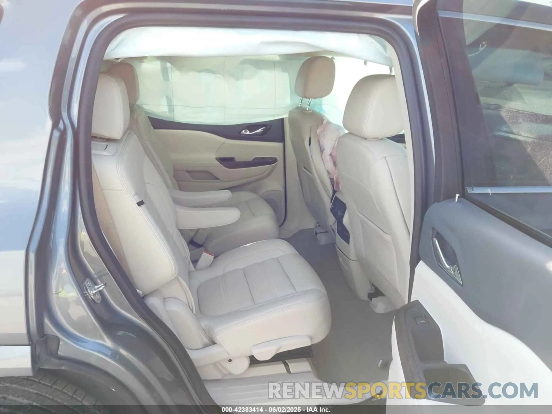 8 Photograph of a damaged car 1GKKNPLS8MZ201358 GMC ACADIA 2021