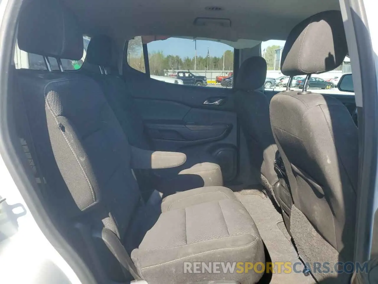 11 Photograph of a damaged car 1GKKNRL43MZ116618 GMC ACADIA 2021