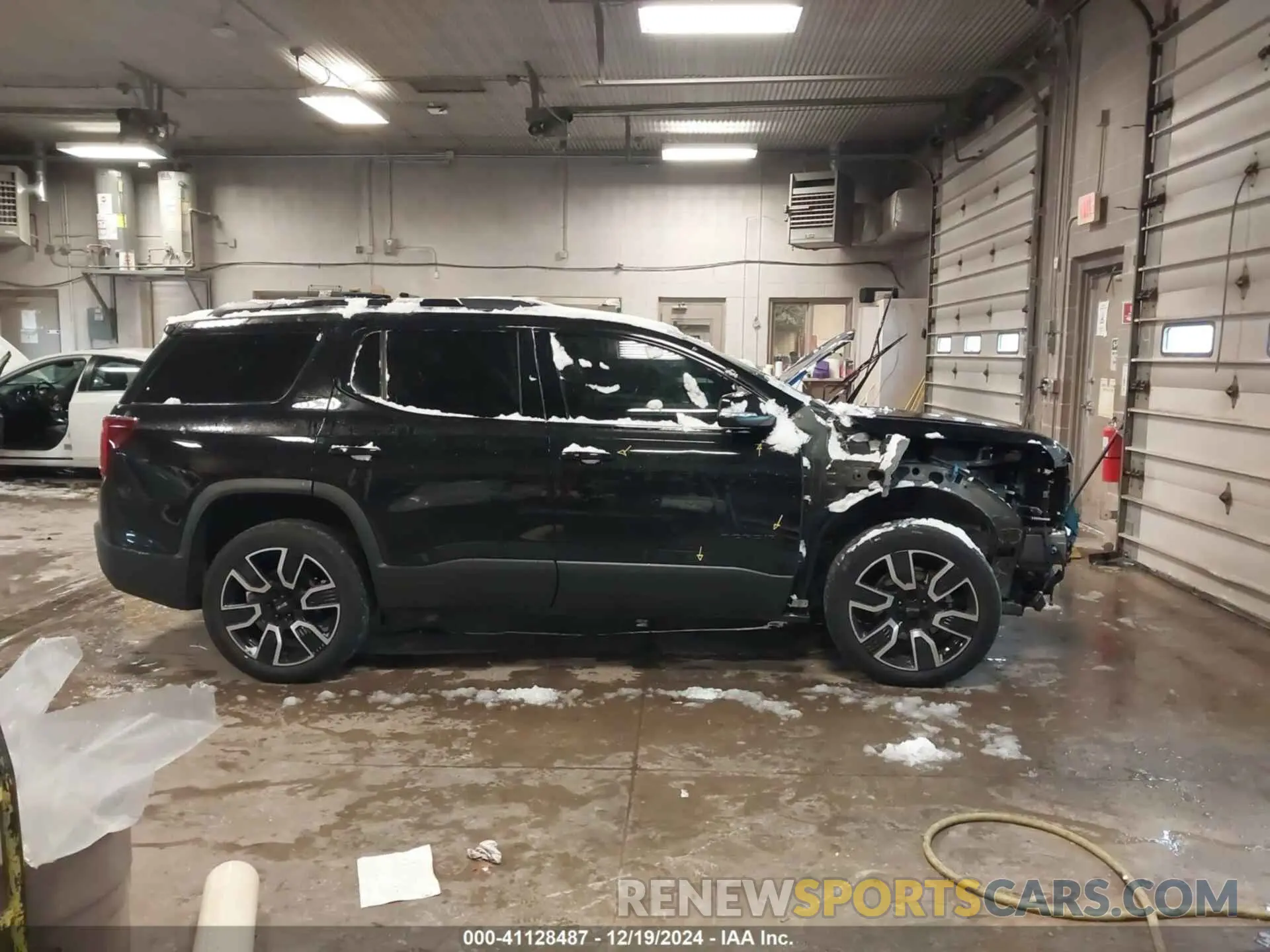 14 Photograph of a damaged car 1GKKNRL48MZ205827 GMC ACADIA 2021