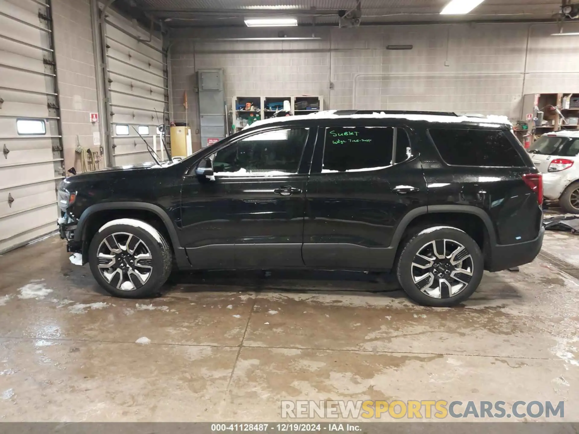 15 Photograph of a damaged car 1GKKNRL48MZ205827 GMC ACADIA 2021