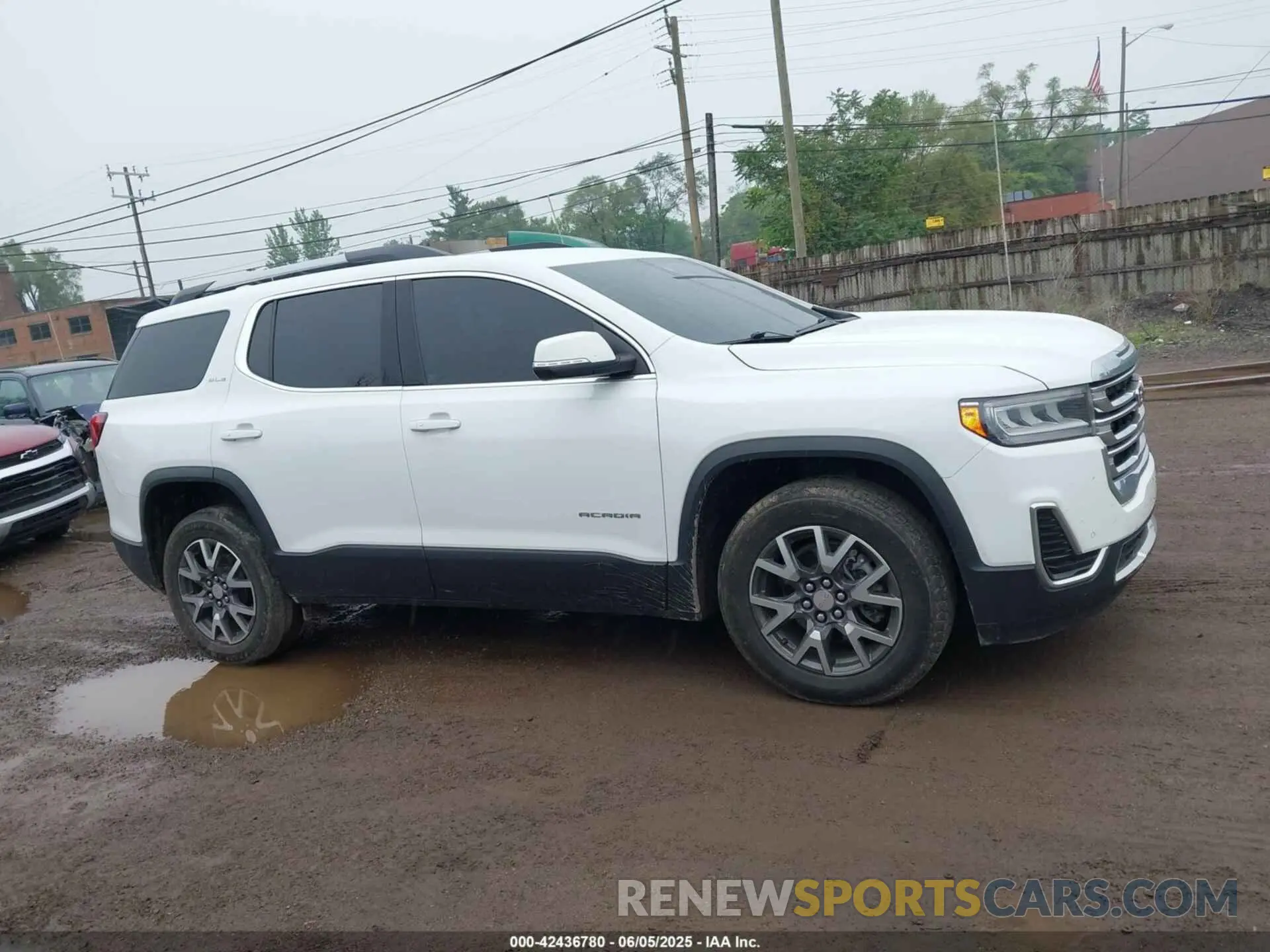 13 Photograph of a damaged car 1GKKNRL4XMZ196175 GMC ACADIA 2021