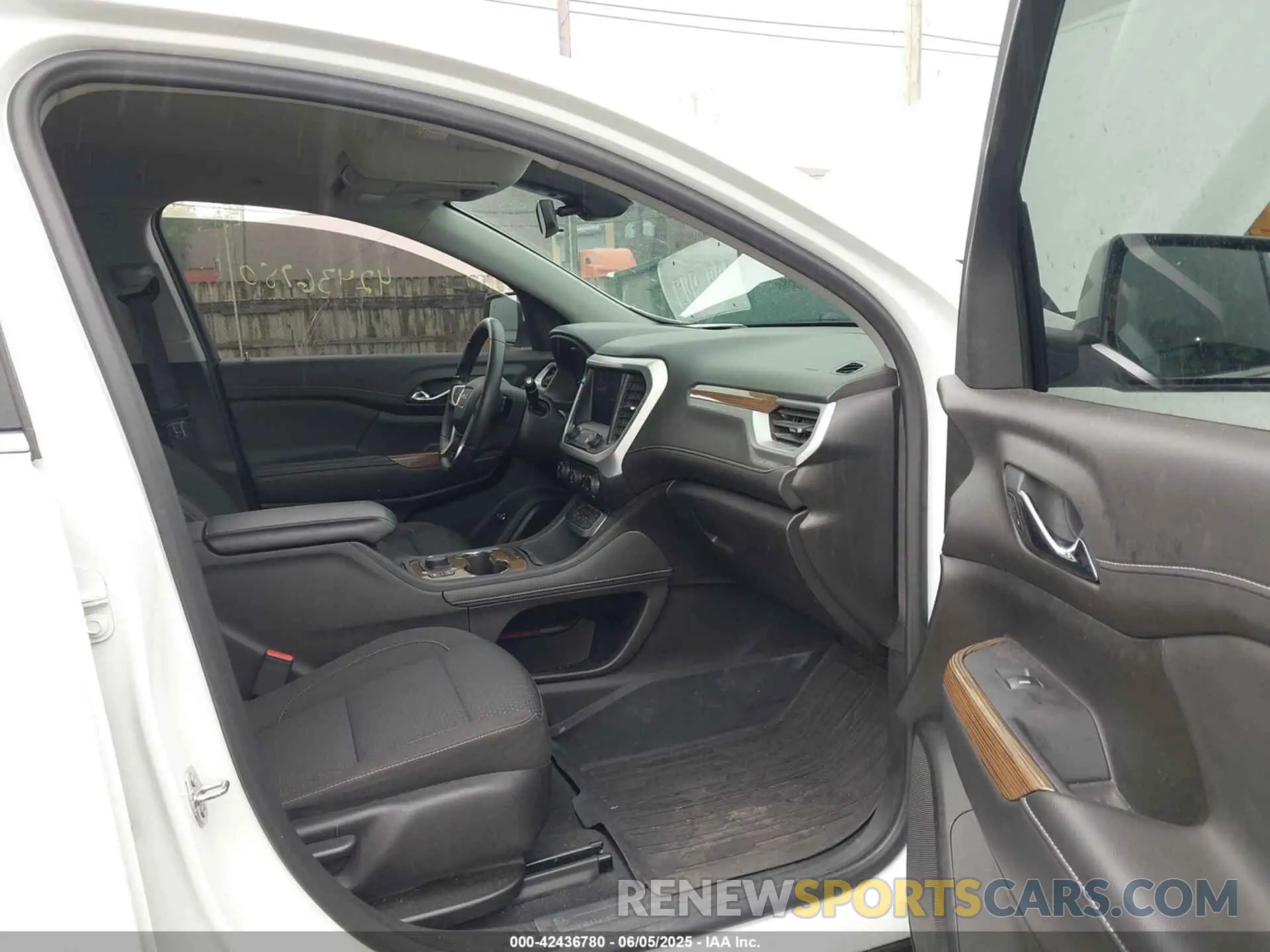 5 Photograph of a damaged car 1GKKNRL4XMZ196175 GMC ACADIA 2021