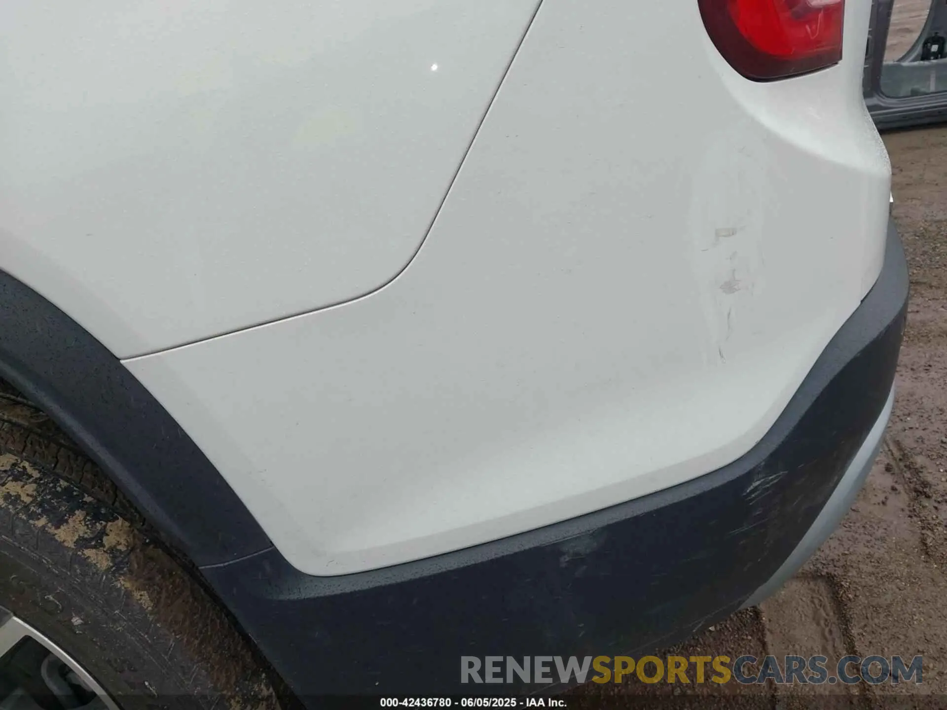6 Photograph of a damaged car 1GKKNRL4XMZ196175 GMC ACADIA 2021