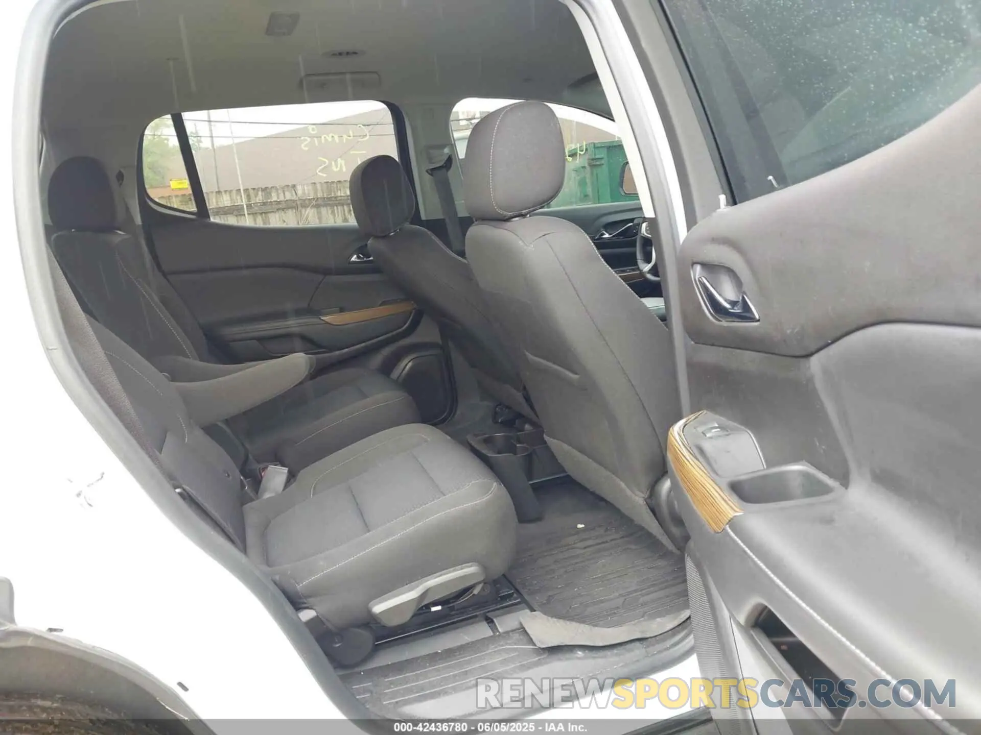 8 Photograph of a damaged car 1GKKNRL4XMZ196175 GMC ACADIA 2021