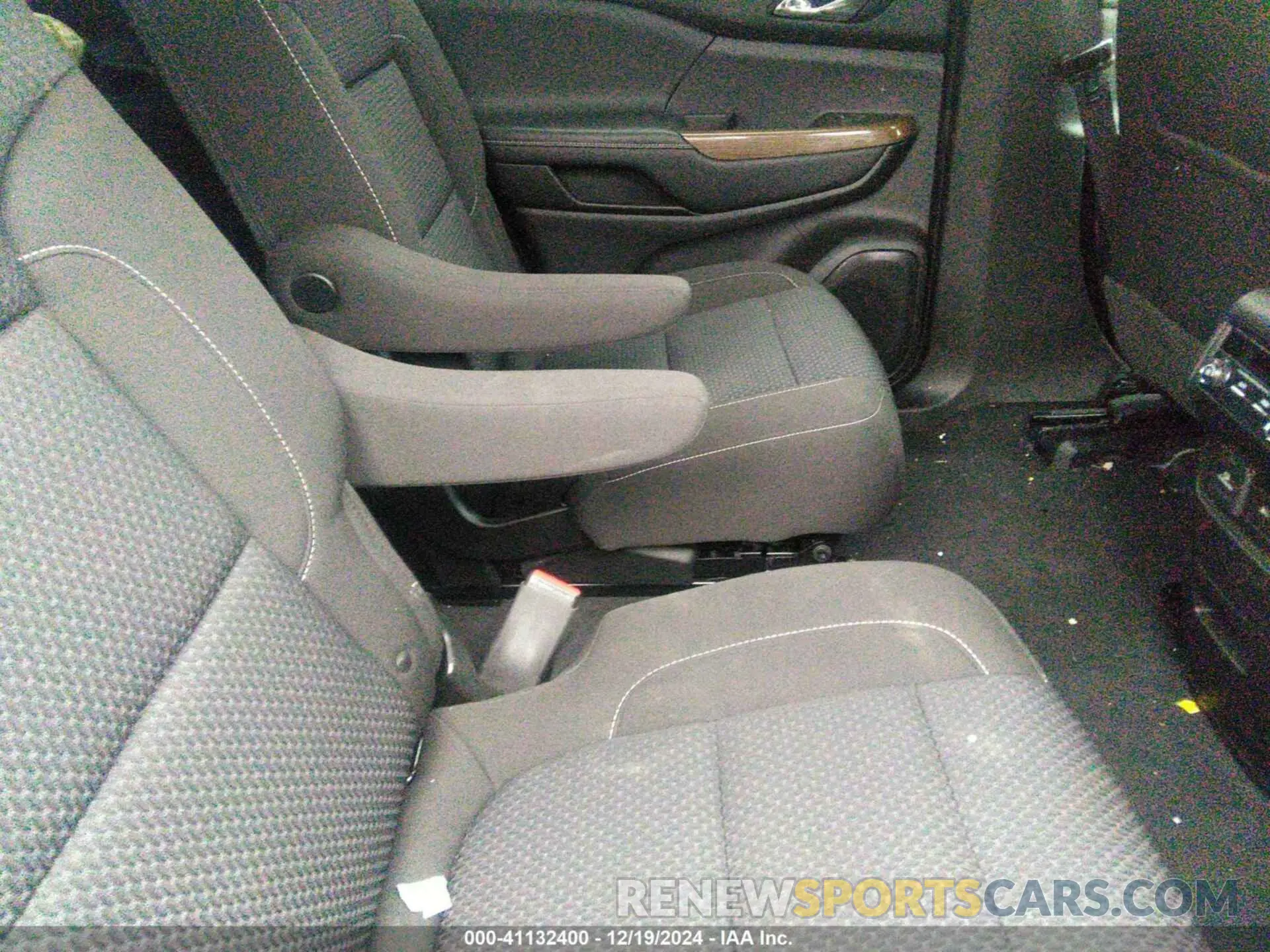 8 Photograph of a damaged car 1GKKNRLS5MZ152101 GMC ACADIA 2021