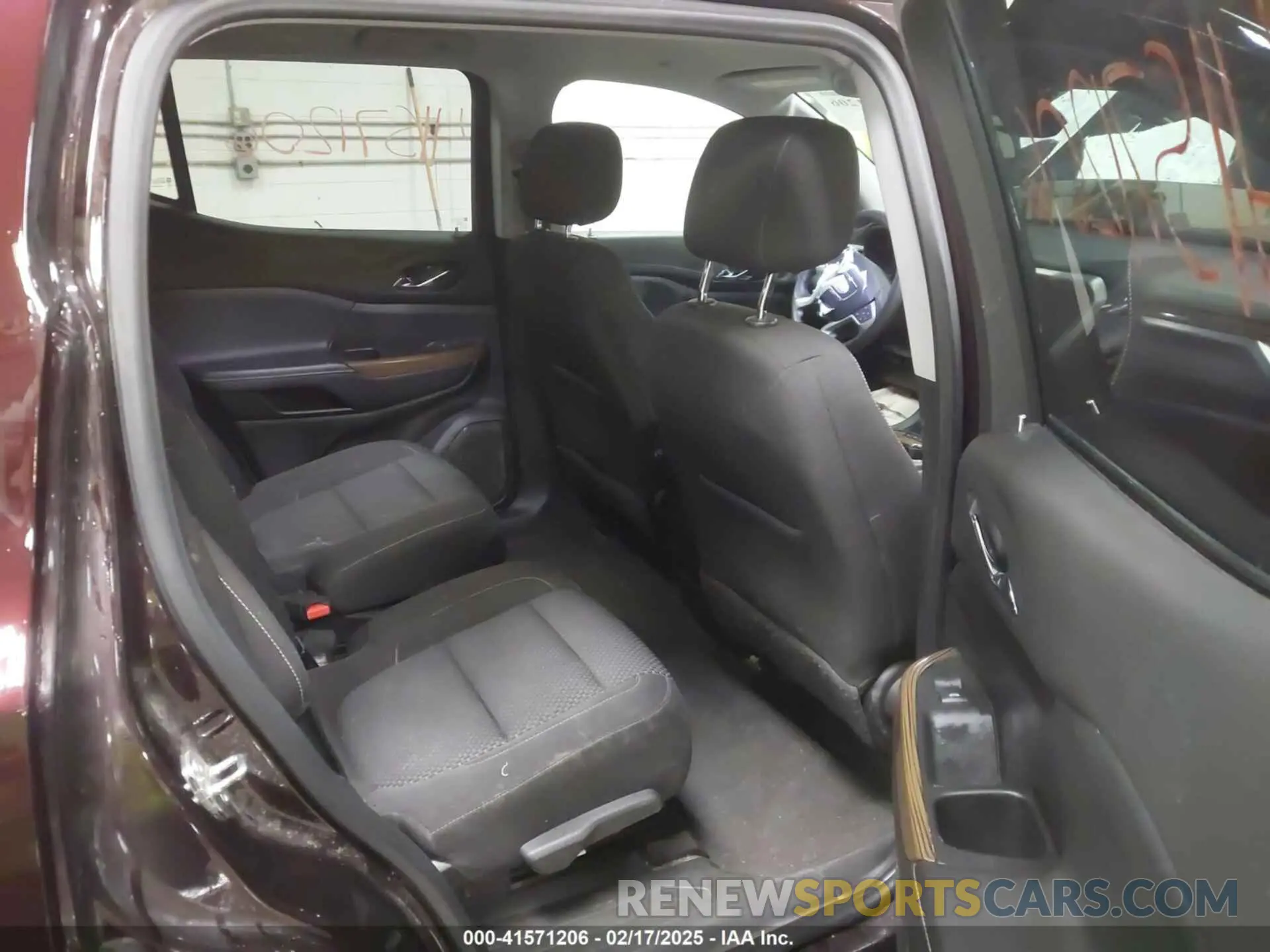 8 Photograph of a damaged car 1GKKNRLS9MZ113401 GMC ACADIA 2021