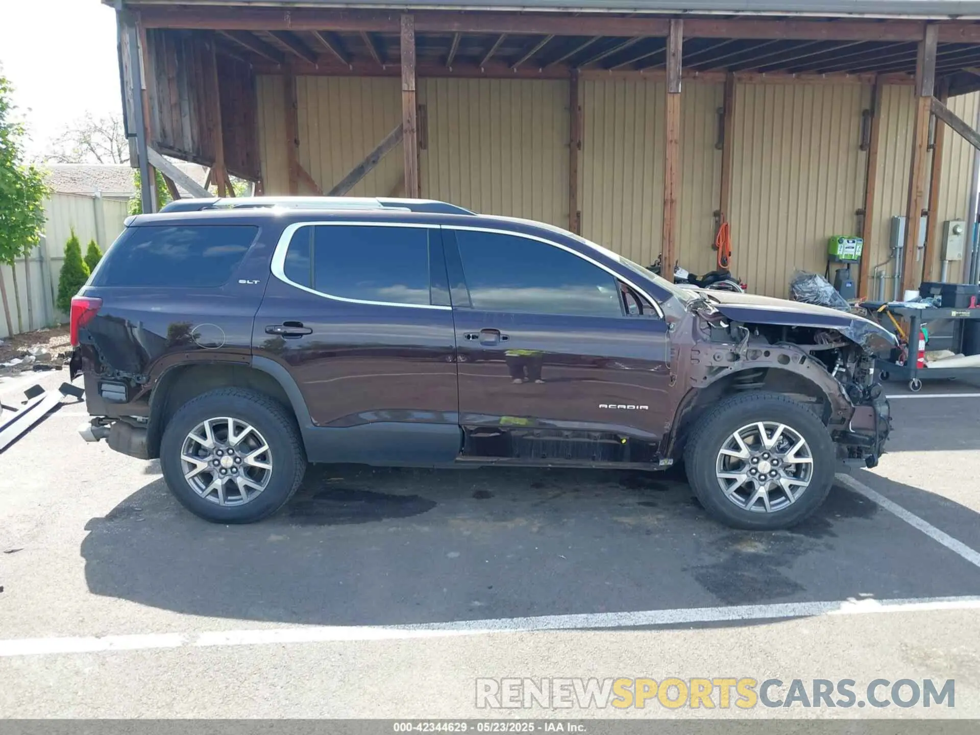 14 Photograph of a damaged car 1GKKNUL42MZ172617 GMC ACADIA 2021