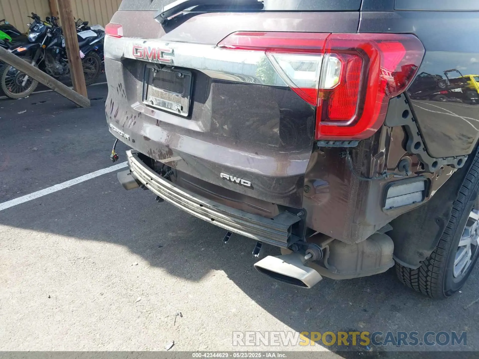 18 Photograph of a damaged car 1GKKNUL42MZ172617 GMC ACADIA 2021