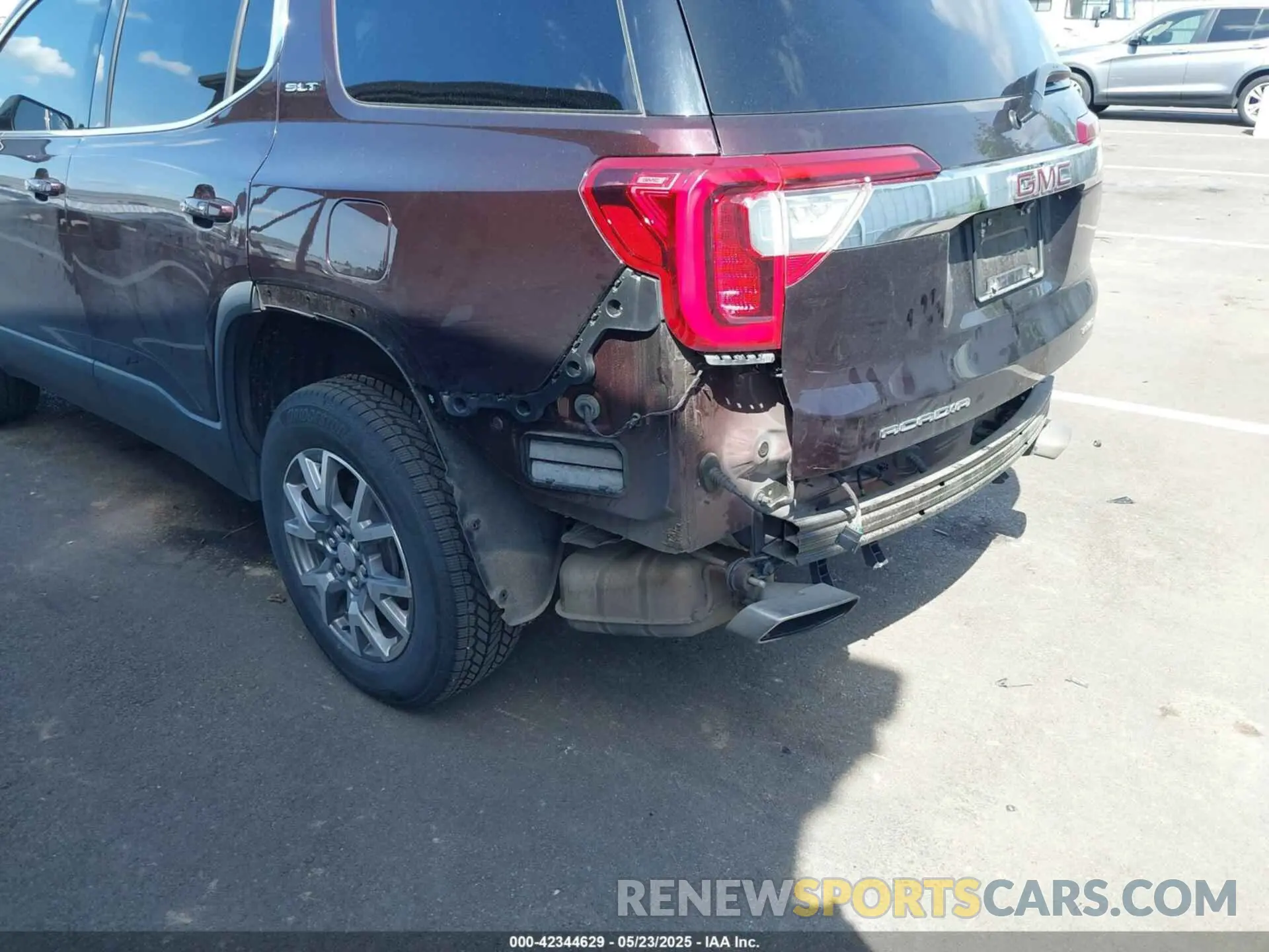 19 Photograph of a damaged car 1GKKNUL42MZ172617 GMC ACADIA 2021