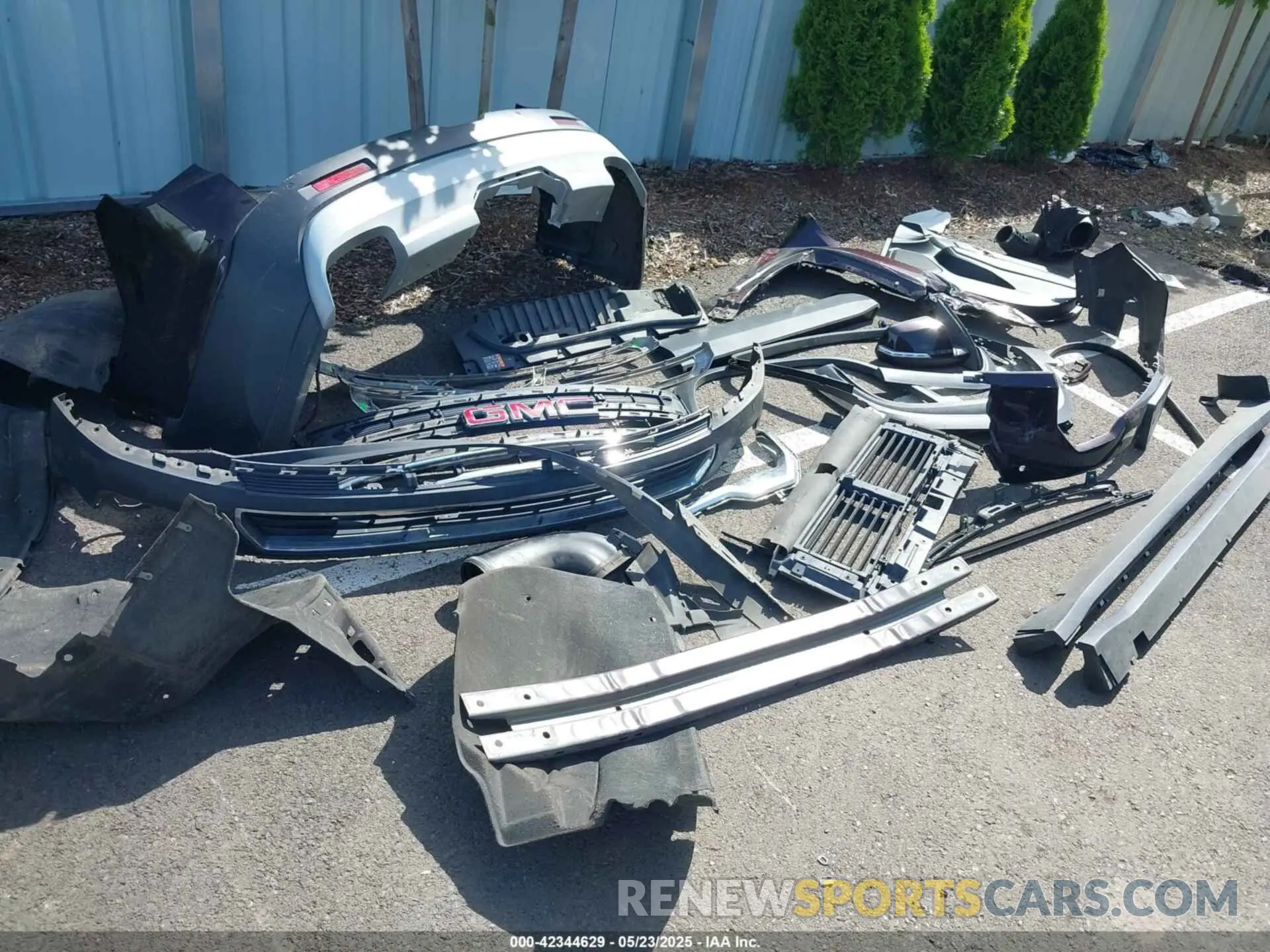 21 Photograph of a damaged car 1GKKNUL42MZ172617 GMC ACADIA 2021