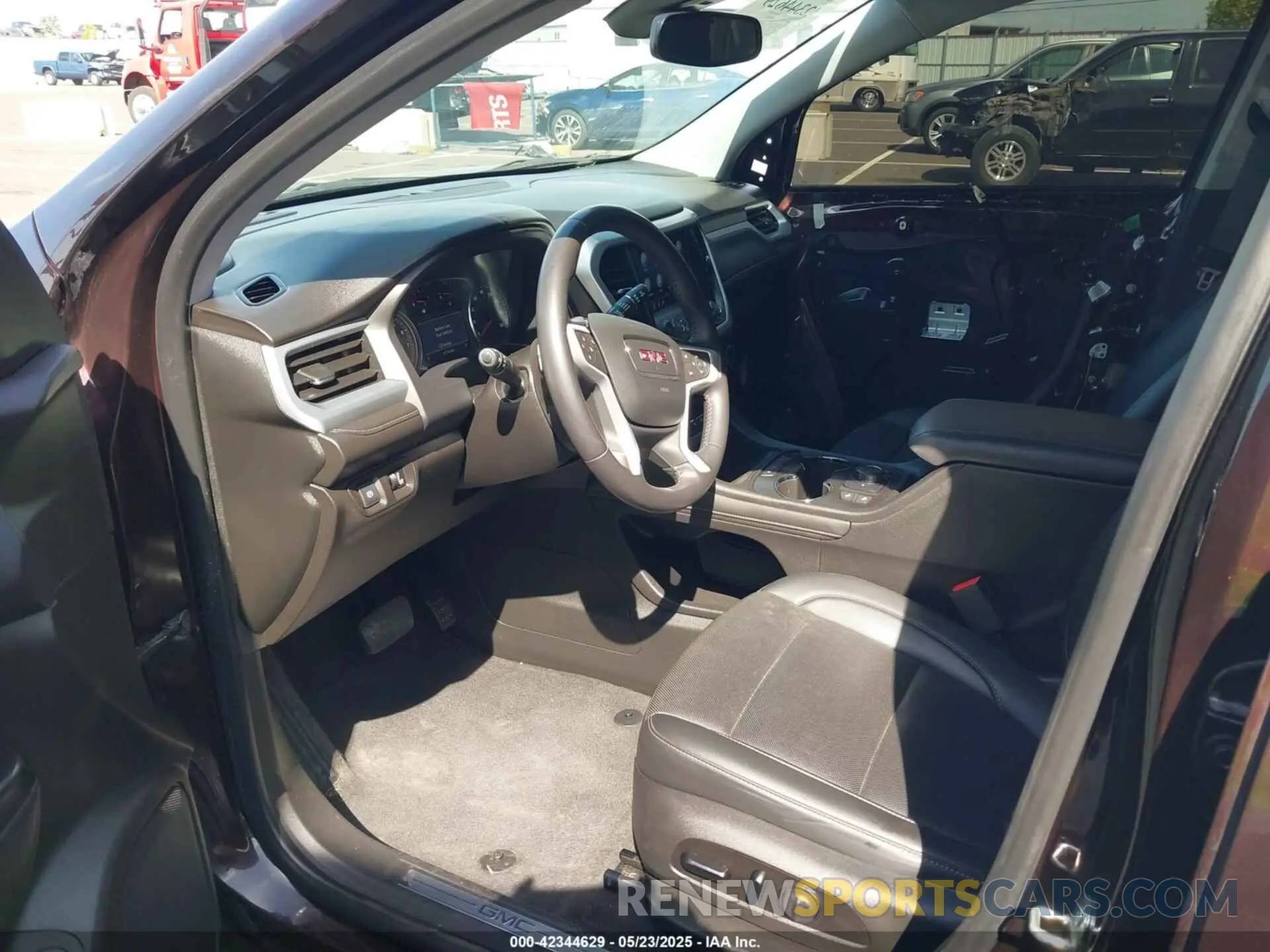 5 Photograph of a damaged car 1GKKNUL42MZ172617 GMC ACADIA 2021