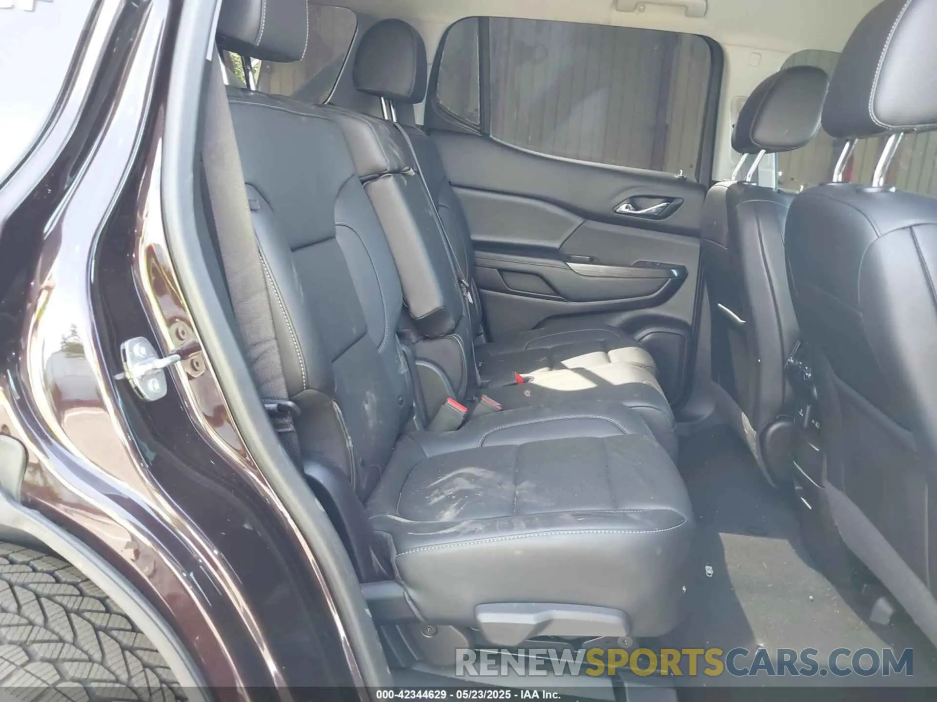 8 Photograph of a damaged car 1GKKNUL42MZ172617 GMC ACADIA 2021