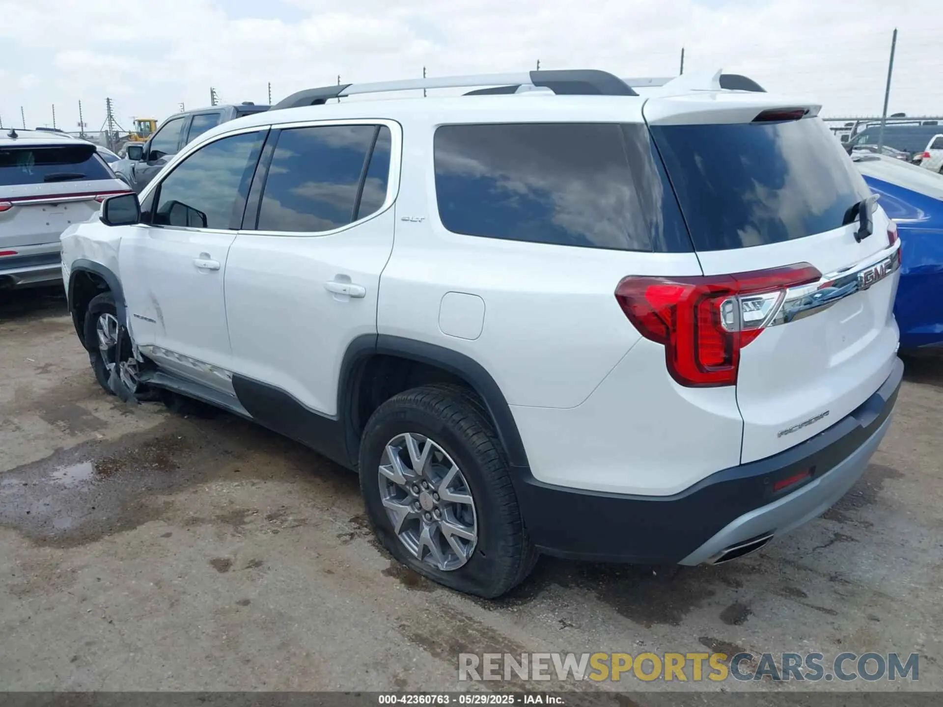 3 Photograph of a damaged car 1GKKNUL42MZ190678 GMC ACADIA 2021