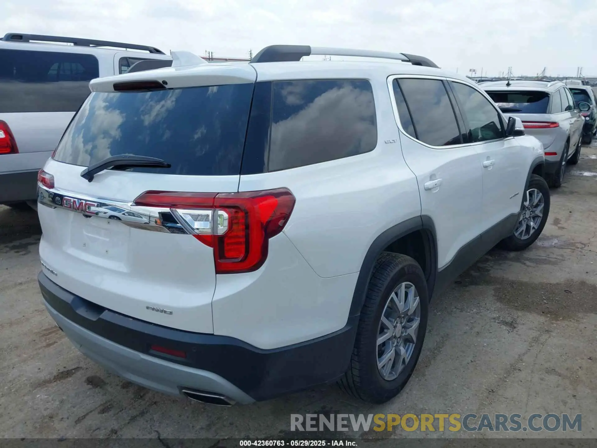 4 Photograph of a damaged car 1GKKNUL42MZ190678 GMC ACADIA 2021