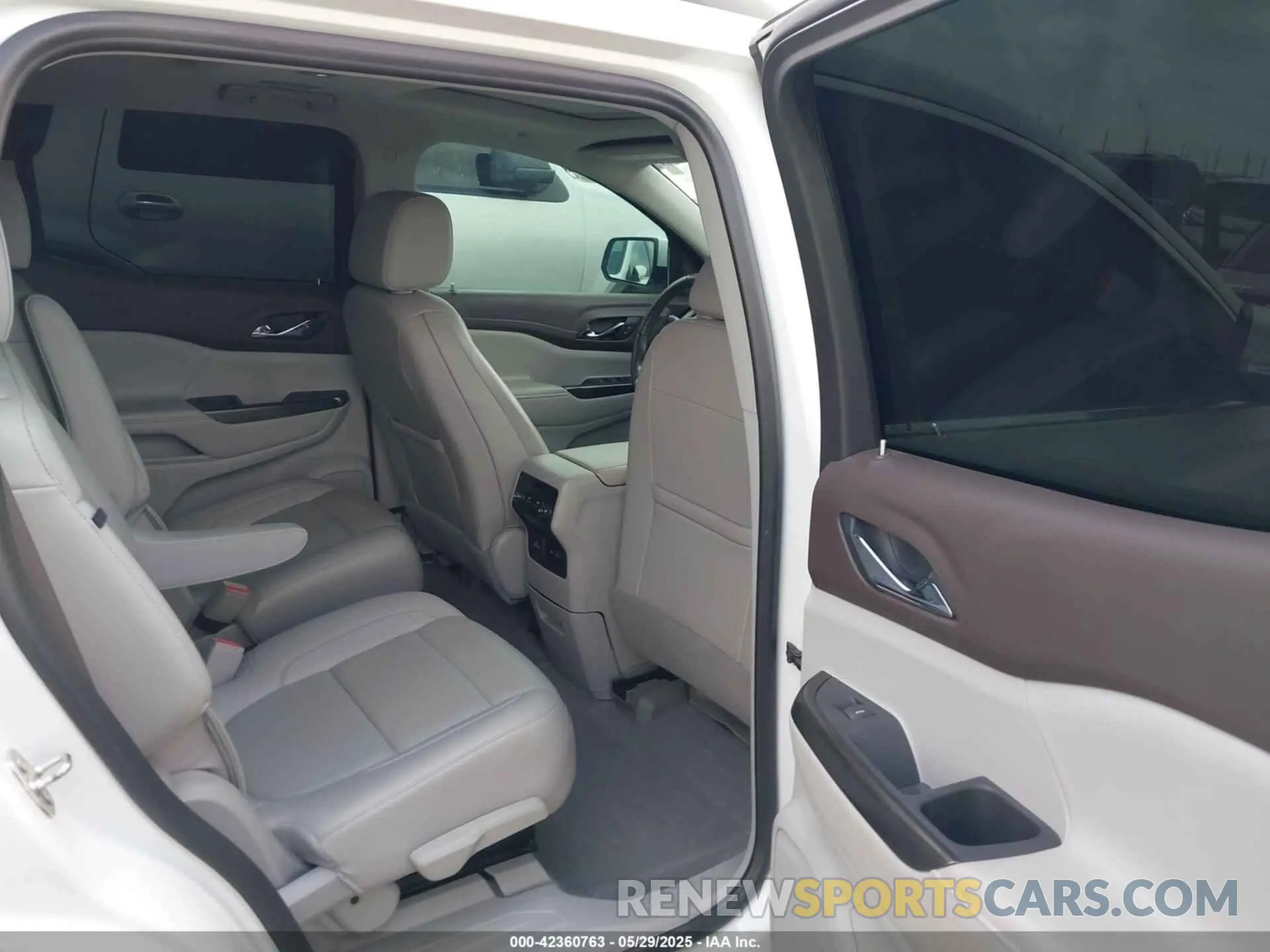 8 Photograph of a damaged car 1GKKNUL42MZ190678 GMC ACADIA 2021