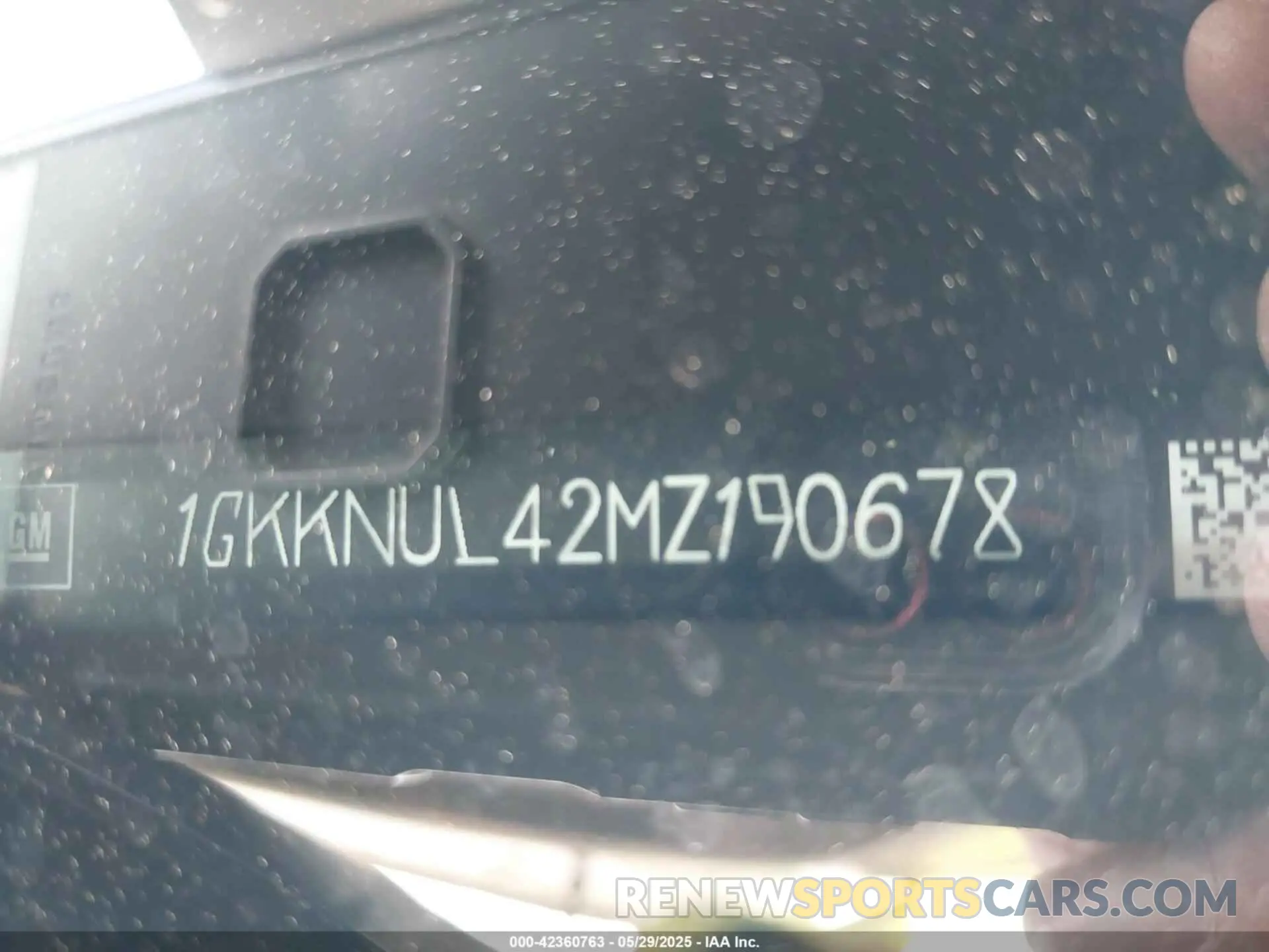 9 Photograph of a damaged car 1GKKNUL42MZ190678 GMC ACADIA 2021
