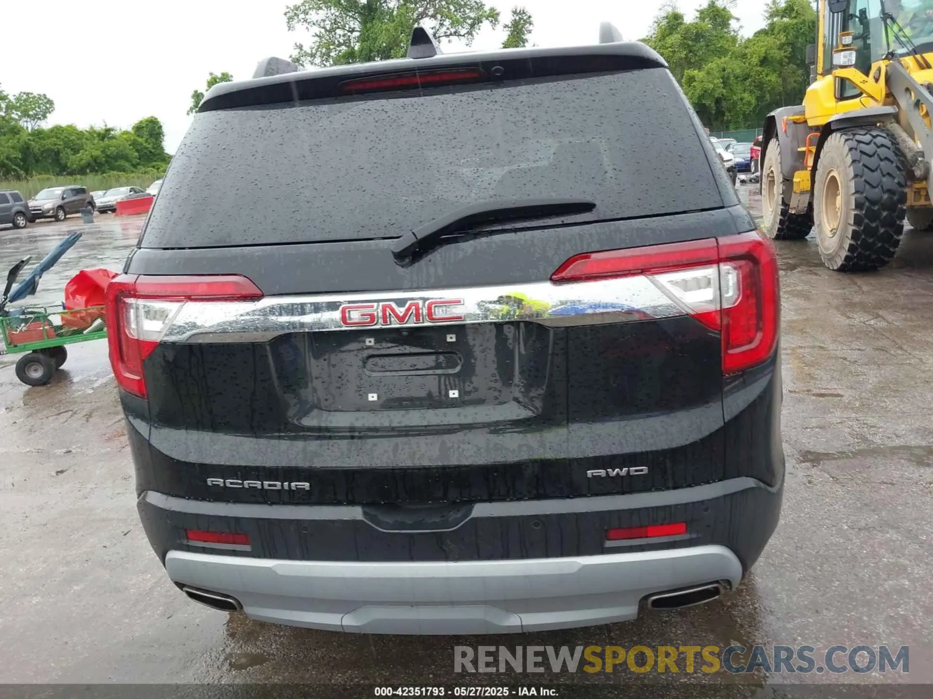 17 Photograph of a damaged car 1GKKNUL46MZ140897 GMC ACADIA 2021