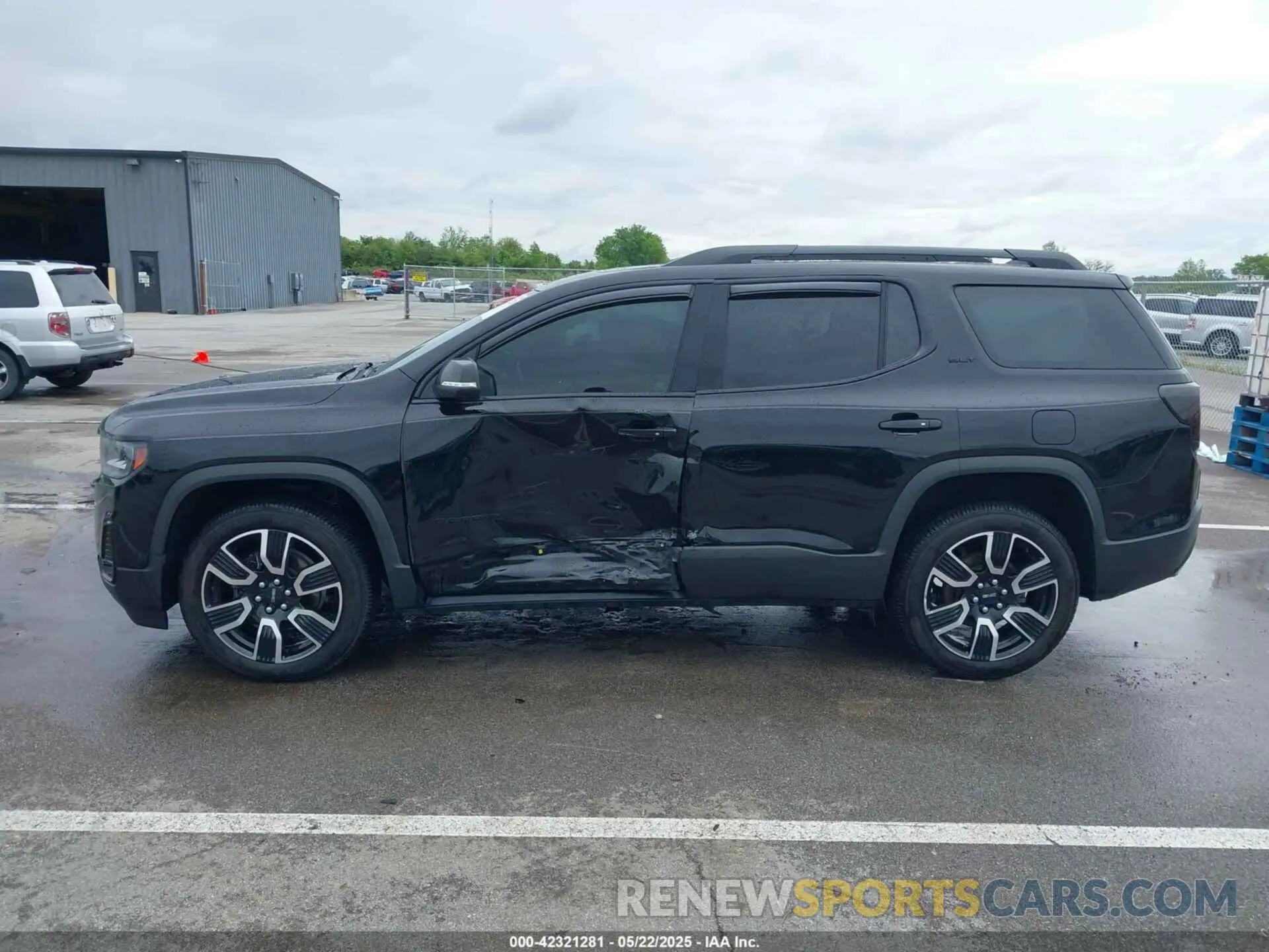 14 Photograph of a damaged car 1GKKNUL47MZ111425 GMC ACADIA 2021