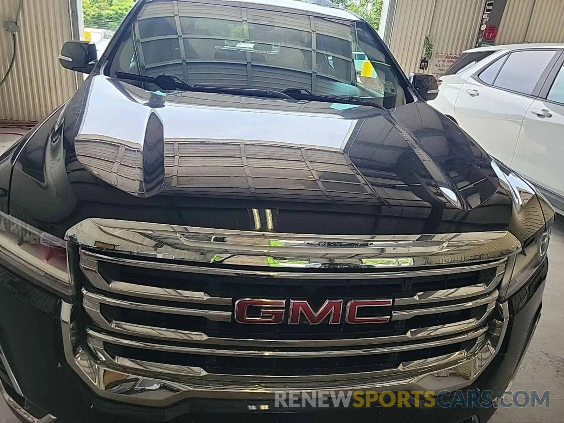 24 Photograph of a damaged car 1GKKNULS0MZ183324 GMC ACADIA 2021