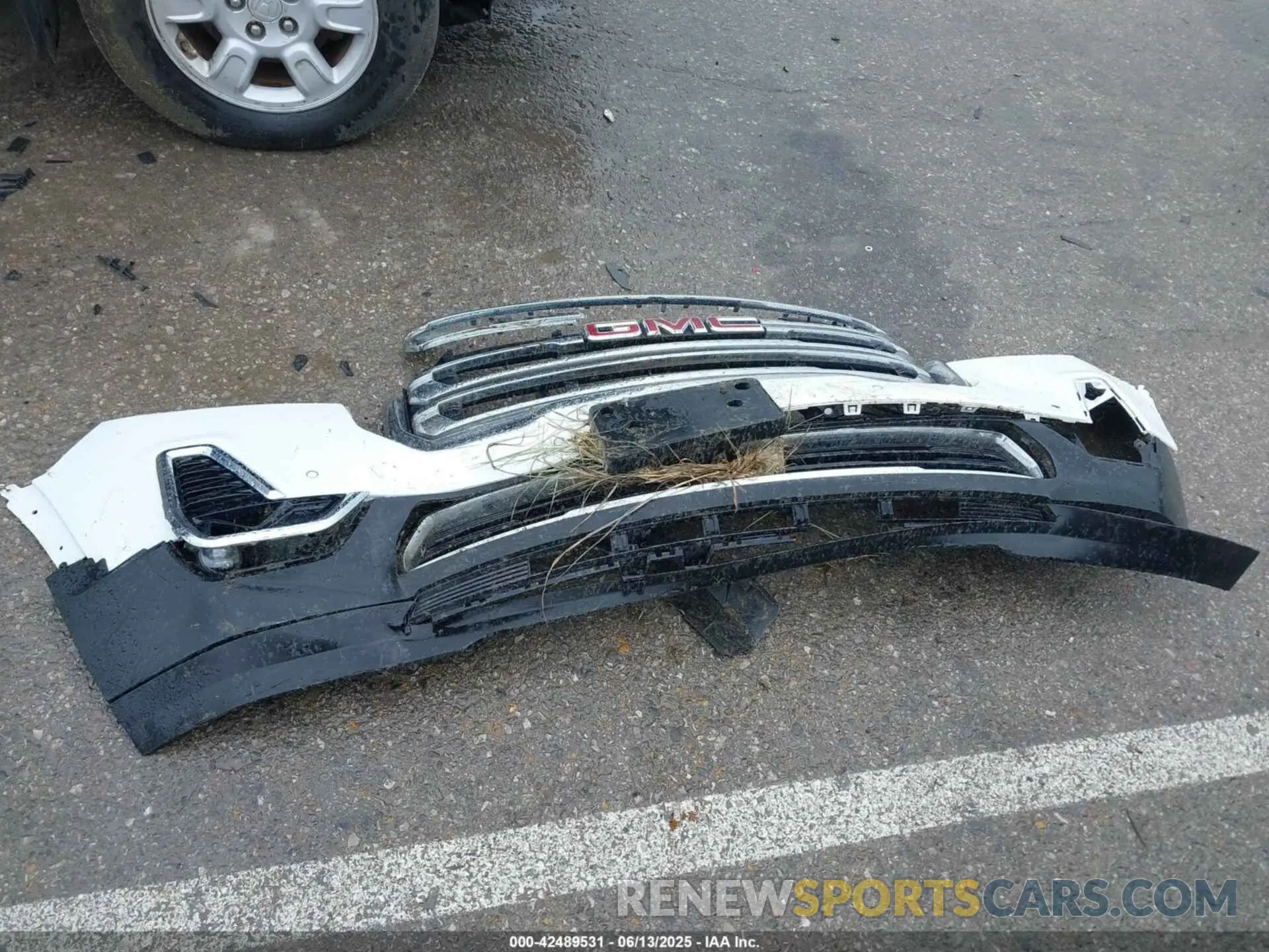 12 Photograph of a damaged car 1GKKNULS0MZ209534 GMC ACADIA 2021